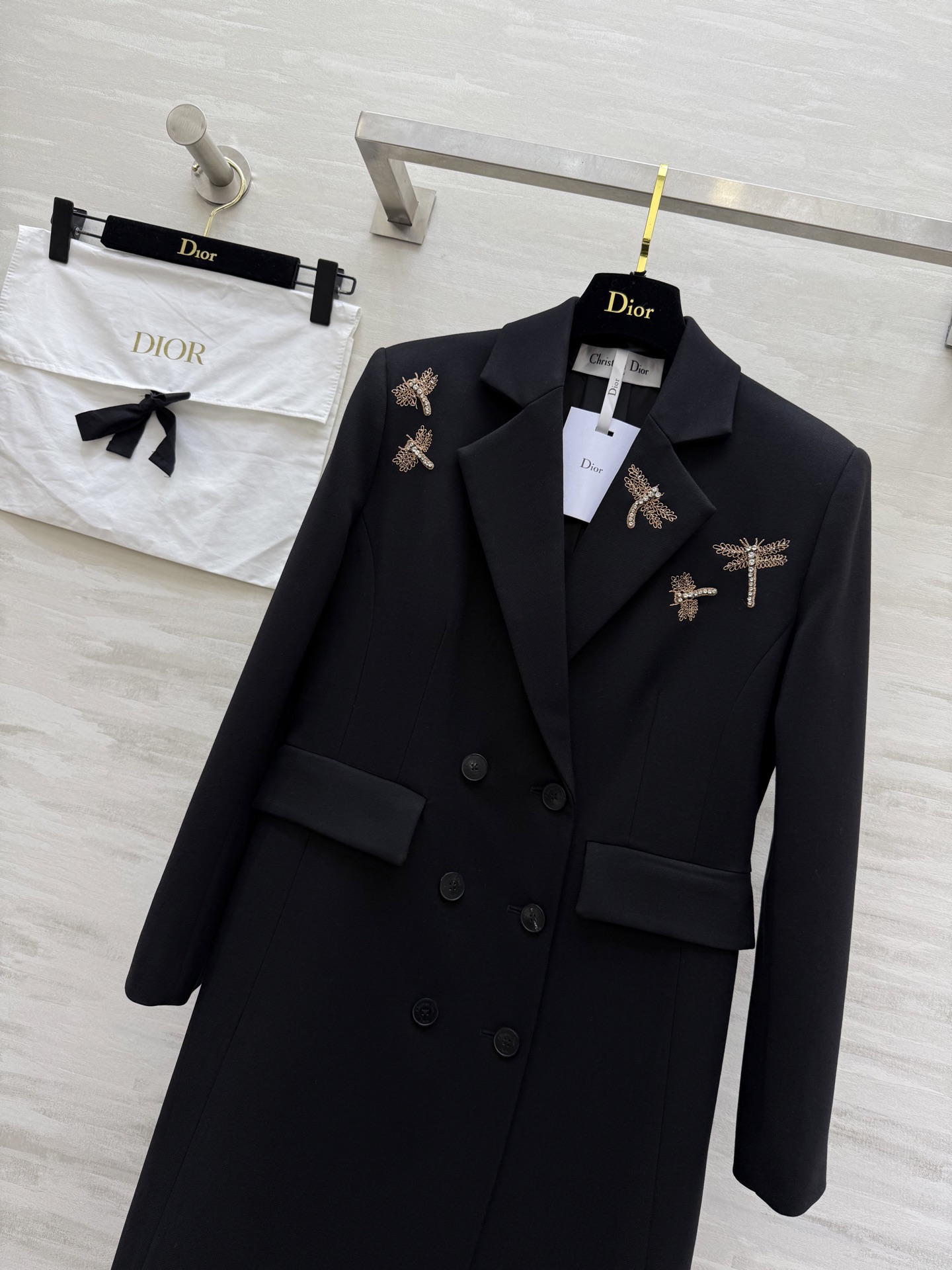 #Dio♡经典双排扣长款西装外套 定位蜻蜓刺绣工艺 精致干练又奢华 3D立体剪裁完美收腰 翻领设计复古优