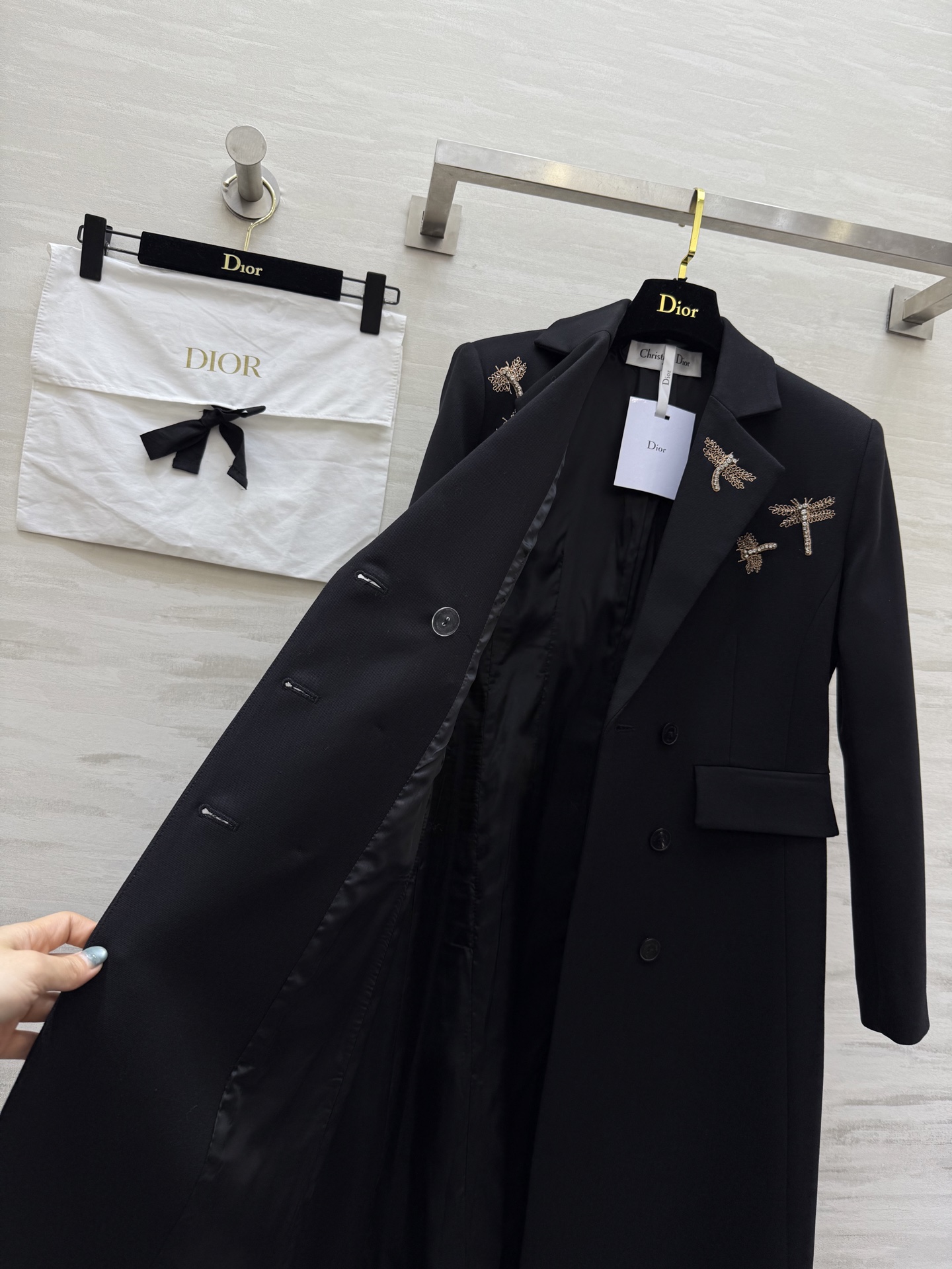 #Dio♡经典双排扣长款西装外套 定位蜻蜓刺绣工艺 精致干练又奢华 3D立体剪裁完美收腰 翻领设计复古优