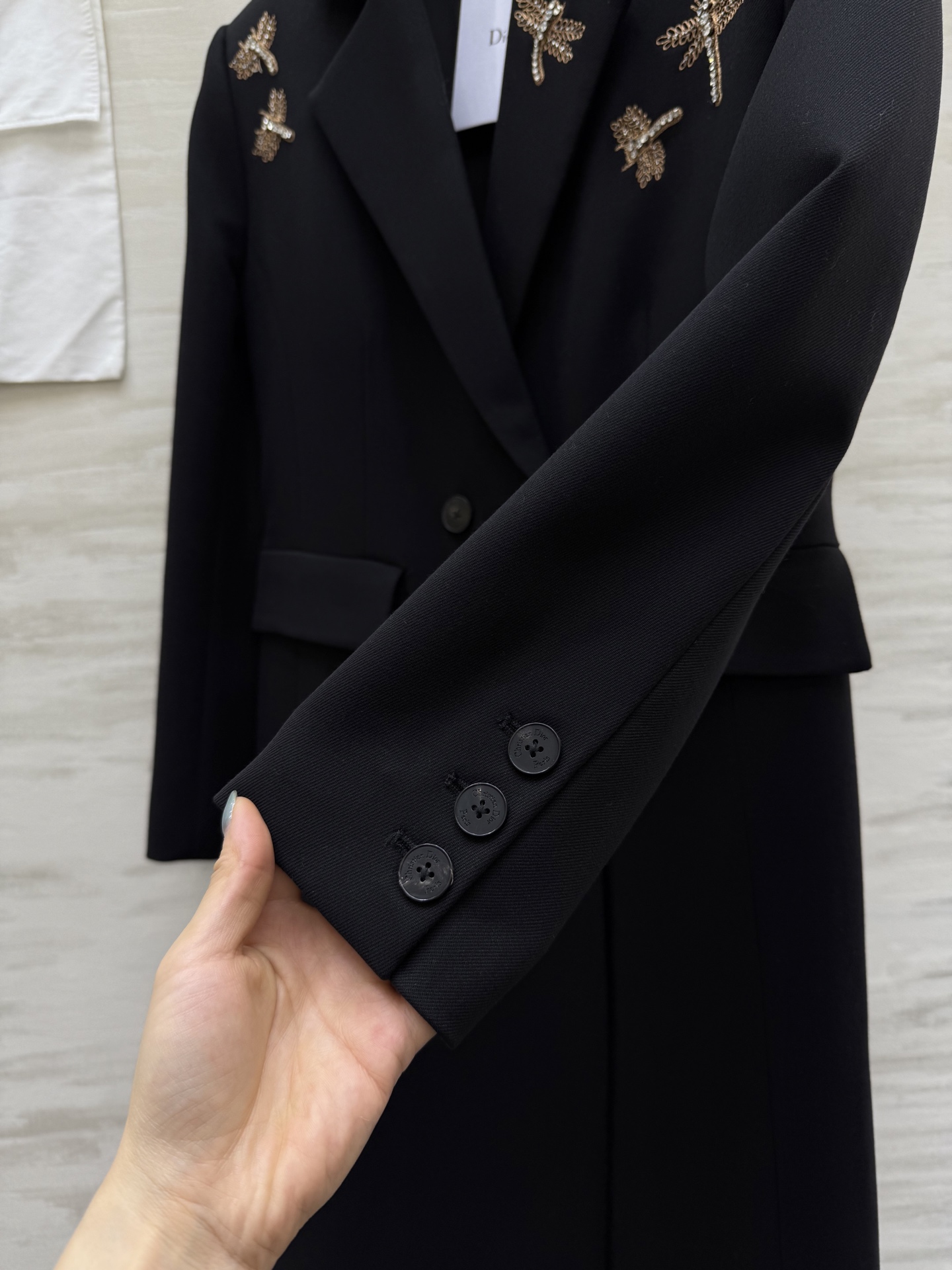 #Dio♡经典双排扣长款西装外套 定位蜻蜓刺绣工艺 精致干练又奢华 3D立体剪裁完美收腰 翻领设计复古优
