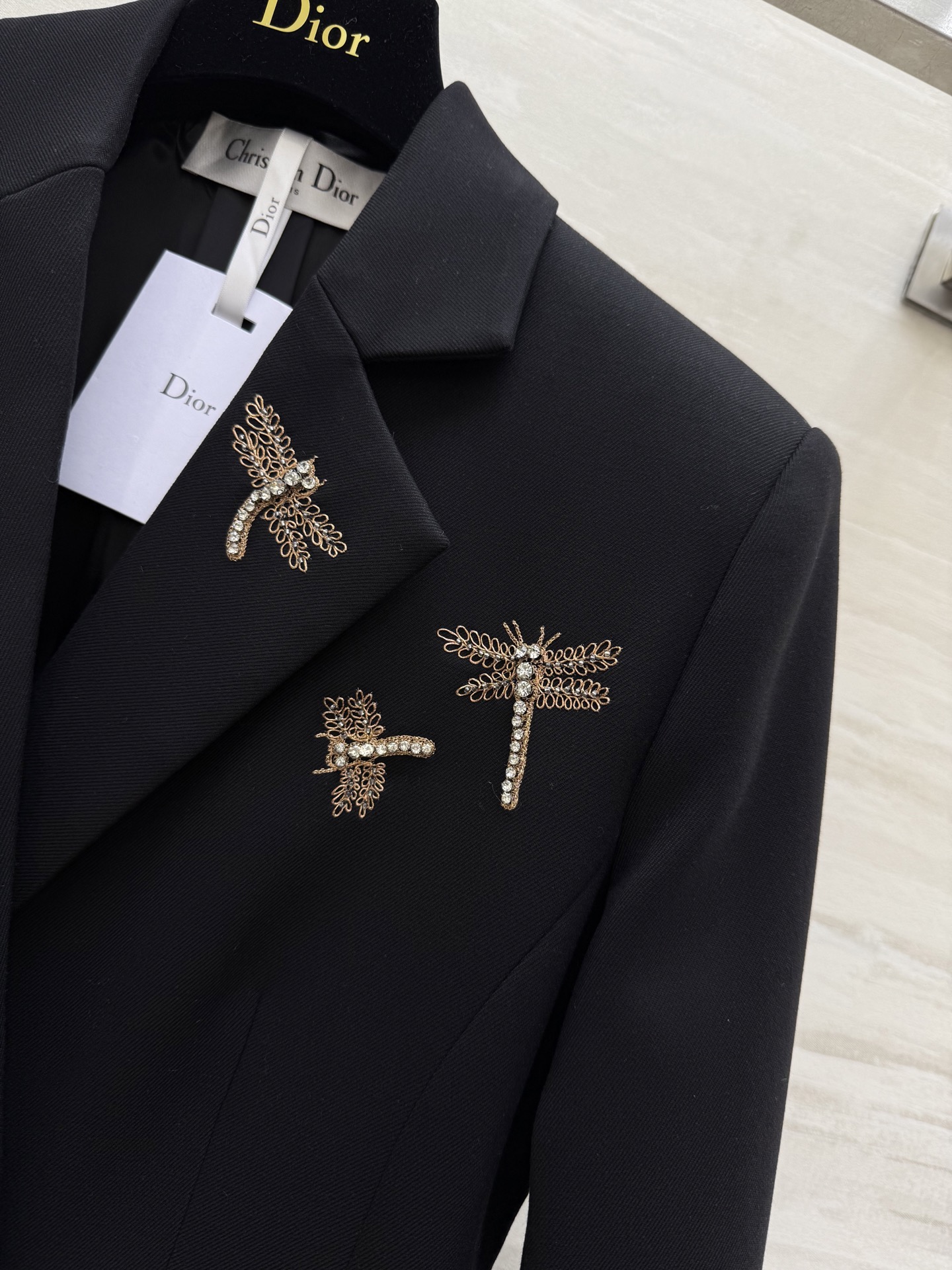 #Dio♡经典双排扣长款西装外套 定位蜻蜓刺绣工艺 精致干练又奢华 3D立体剪裁完美收腰 翻领设计复古优