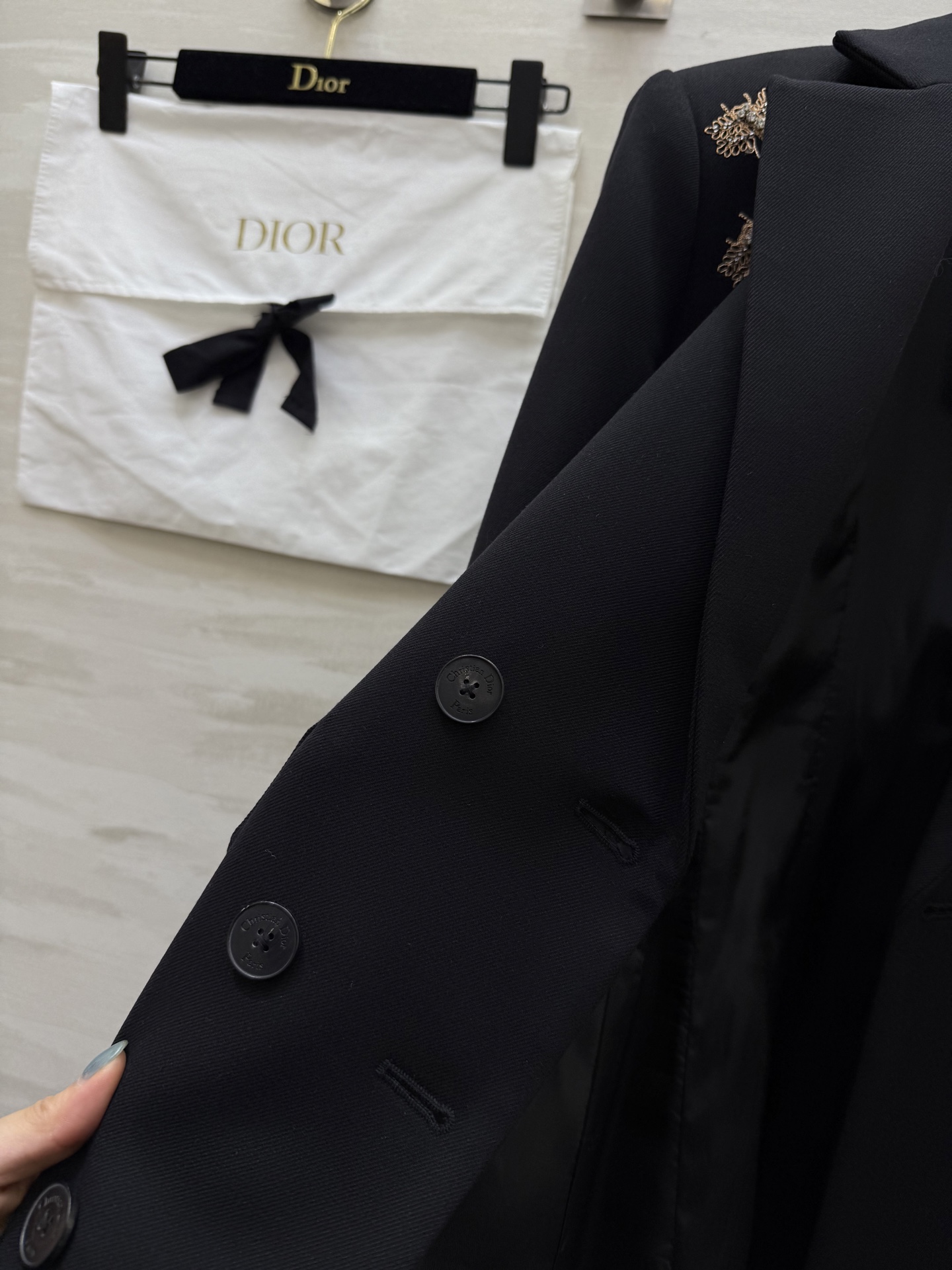 #Dio♡经典双排扣长款西装外套 定位蜻蜓刺绣工艺 精致干练又奢华 3D立体剪裁完美收腰 翻领设计复古优