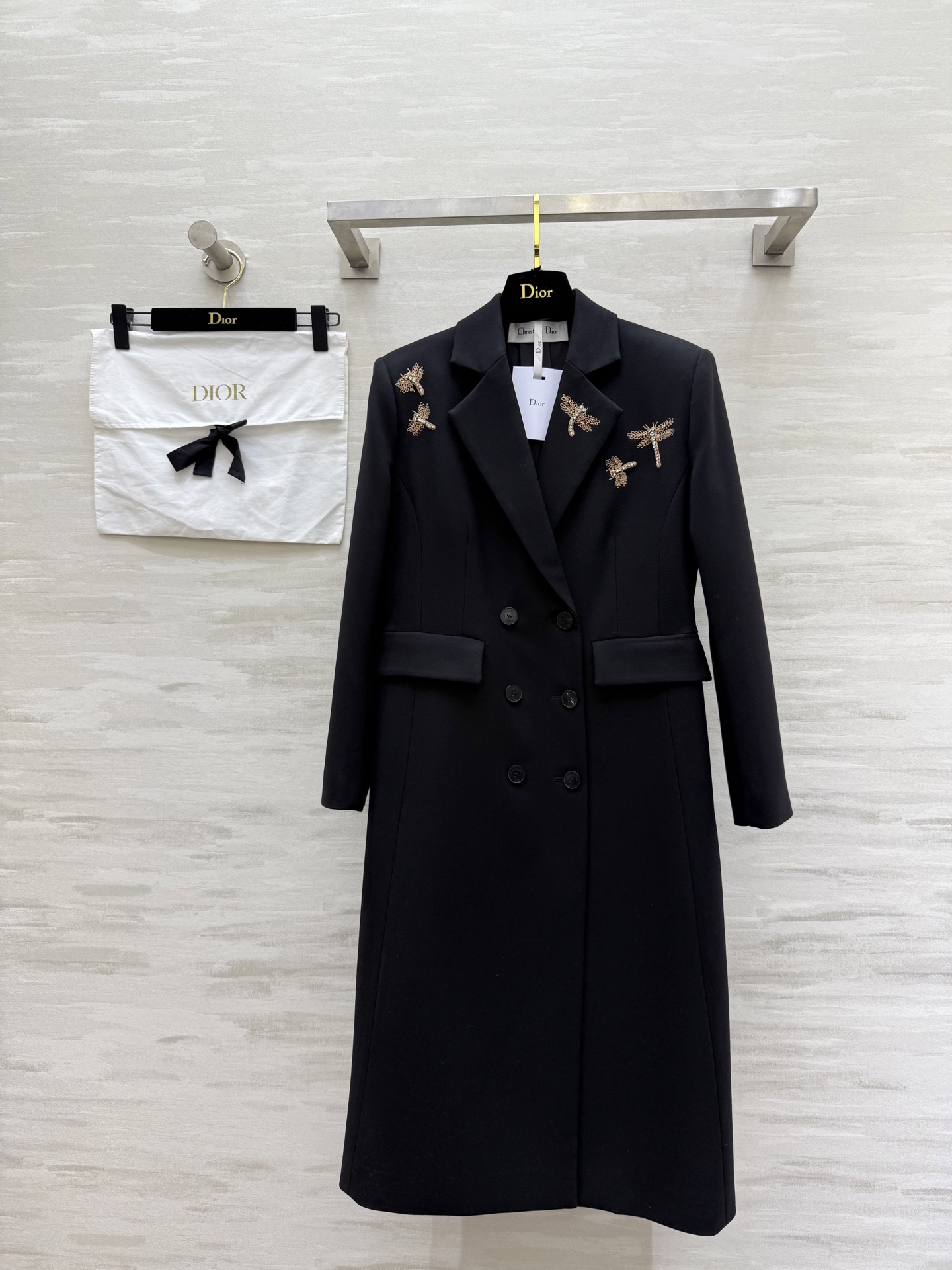 NO:505513,#Dio classic double-breasted long suit jacket Positioned dragonfly embroidery craftsmanship exquisite and capable and luxurious 3D three-dimensional tailoring perfect waist-hugging lapel design retro and elegant wool texture and wide style with huge slim upper body. Customized wool blend fabric is very classy and has a high-end temperament. High-quality customization () Spot first-time sizeS/M/L/XL (S size shoulder width 39, bust 94, length 109, dior, jackets & coats, business suit, alexander wang19860909#Dio经典双排扣长款西装外套 定位蜻蜓刺绣工艺 精致干练又奢华 3D立体剪裁完美收腰 翻领设计复古优雅 羊毛质地质感挺阔版型上身巨显瘦 定制羊毛混纺面料非常有档次 自带高级感的气质 高品质定制() 现货首发sizeS/M/L/XL（S码肩宽39,胸围94,衣长109,,dior,jackets & coats,business suit,alexander wang,Women's clothing