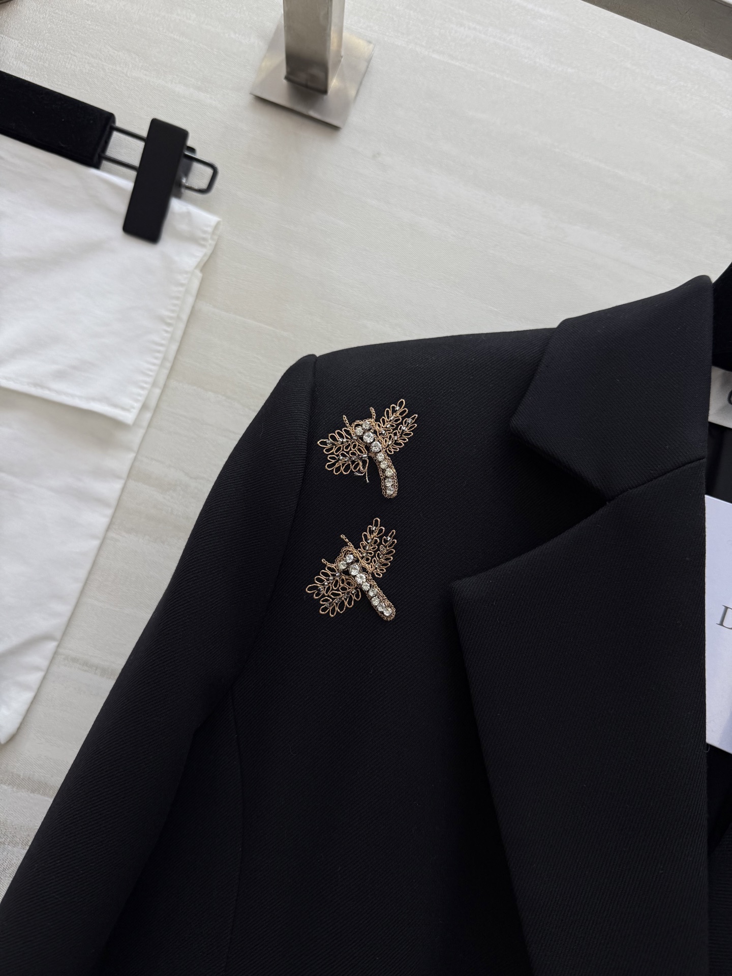 #Dio♡经典双排扣长款西装外套 定位蜻蜓刺绣工艺 精致干练又奢华 3D立体剪裁完美收腰 翻领设计复古优