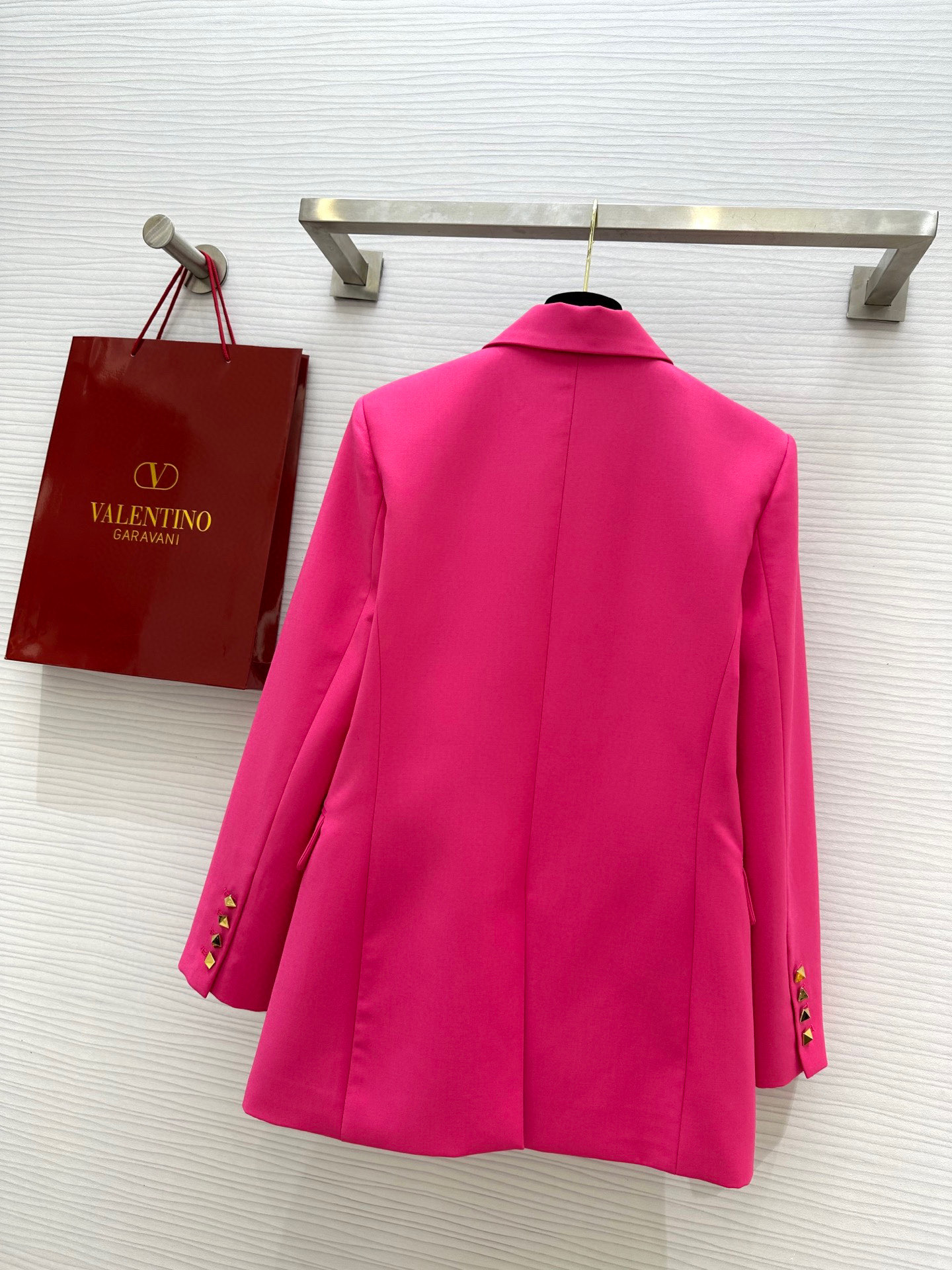 #Valentinএ 高定成衣系列 玫粉色西装外套 高饱和度玫粉色 带来极强视觉冲击力 立体剪裁版型大气