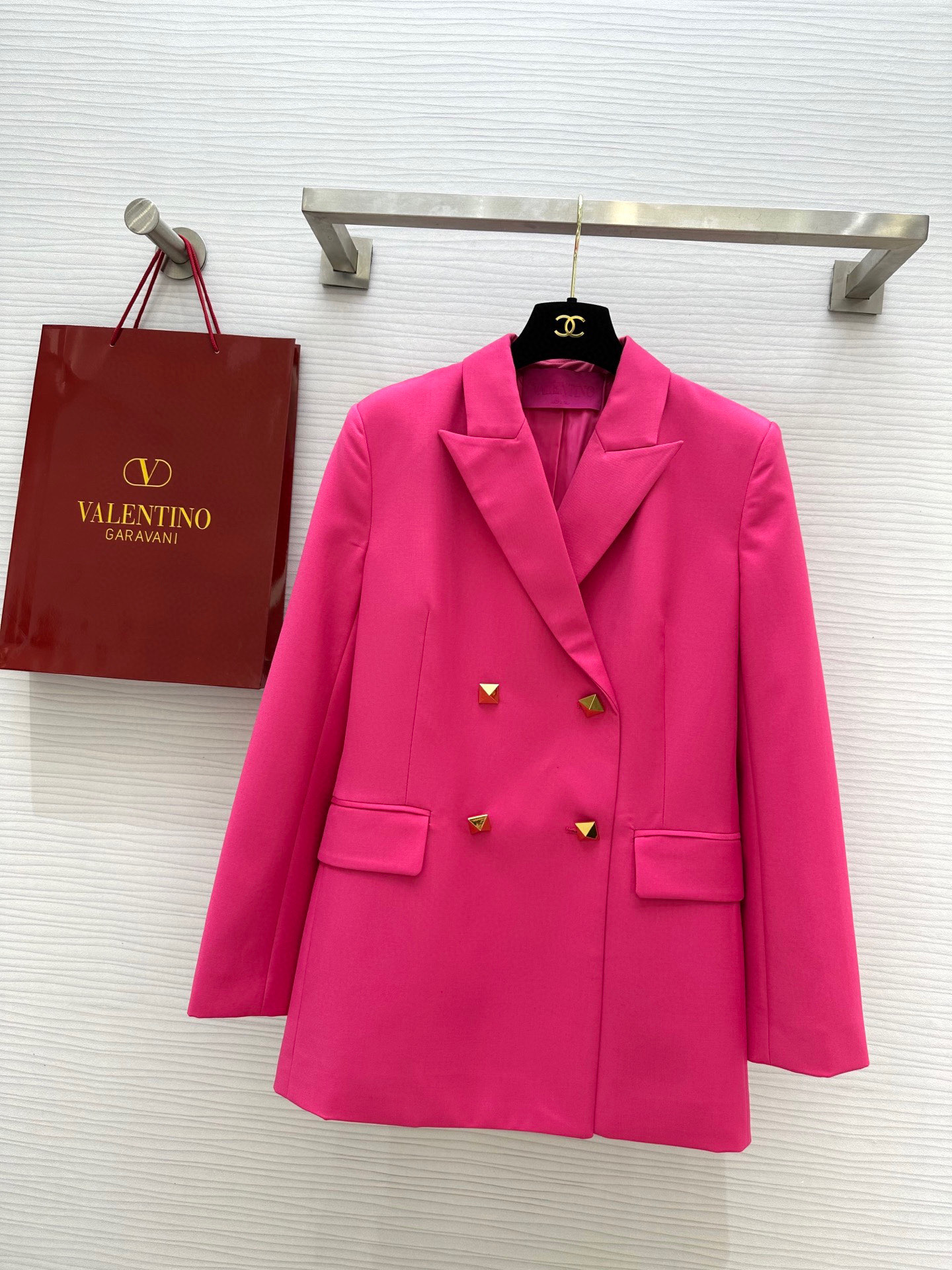 NO:505524,#Valentin Haute Clothing Series Rose Pink Suit Jacket High Saturation Rose Pink Blazer Brings High-Saturation Rose Pink Brings High-Scale Trim Style Atmospheric High-Level Customized Gold Buckles Perfectly Benchmark Auxiliary Materials High-Quality Customized Spot First-SizeS/M/L/XL (M Size 40 Shoulder Width, Bust 96, Clothes Length 76), Valentino, Jackets & Coats, Business Suit, Alexander Wang19860909#Valentin 高定成衣系列 玫粉色西装外套 高饱和度玫粉色 带来极强视觉冲击力 立体剪裁版型大气高级 定制对版金扣 完美对标辅料 高品质定制 现货首发sizeS/M/L/XL（M码肩宽40,胸围96,衣长76）,,valentino,jackets & coats,business suit,alexander wang,Women's clothing