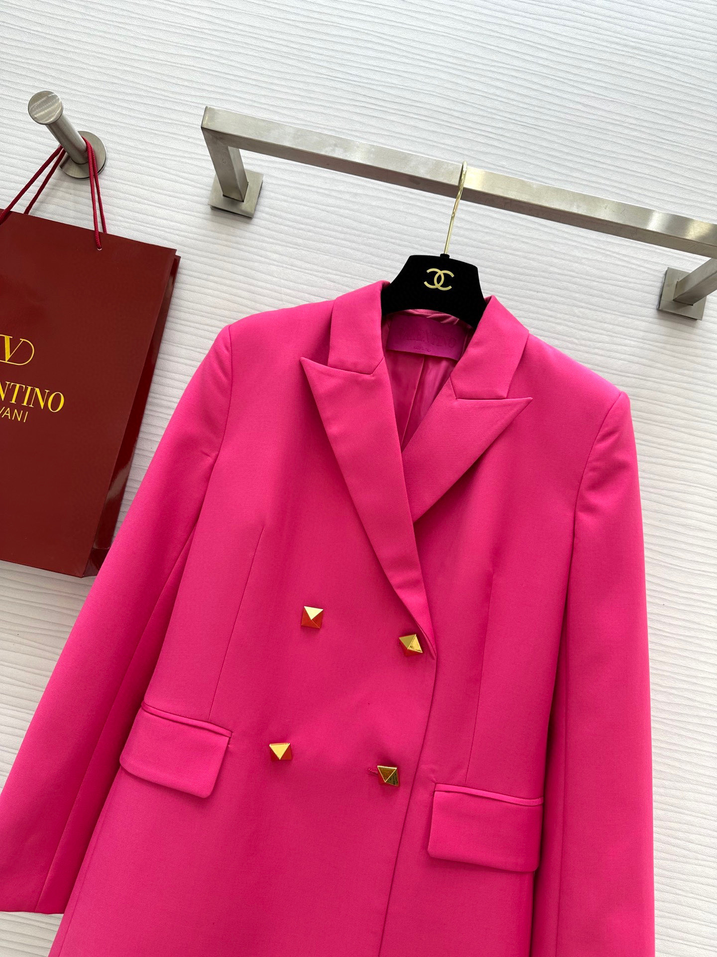 #Valentinএ 高定成衣系列 玫粉色西装外套 高饱和度玫粉色 带来极强视觉冲击力 立体剪裁版型大气