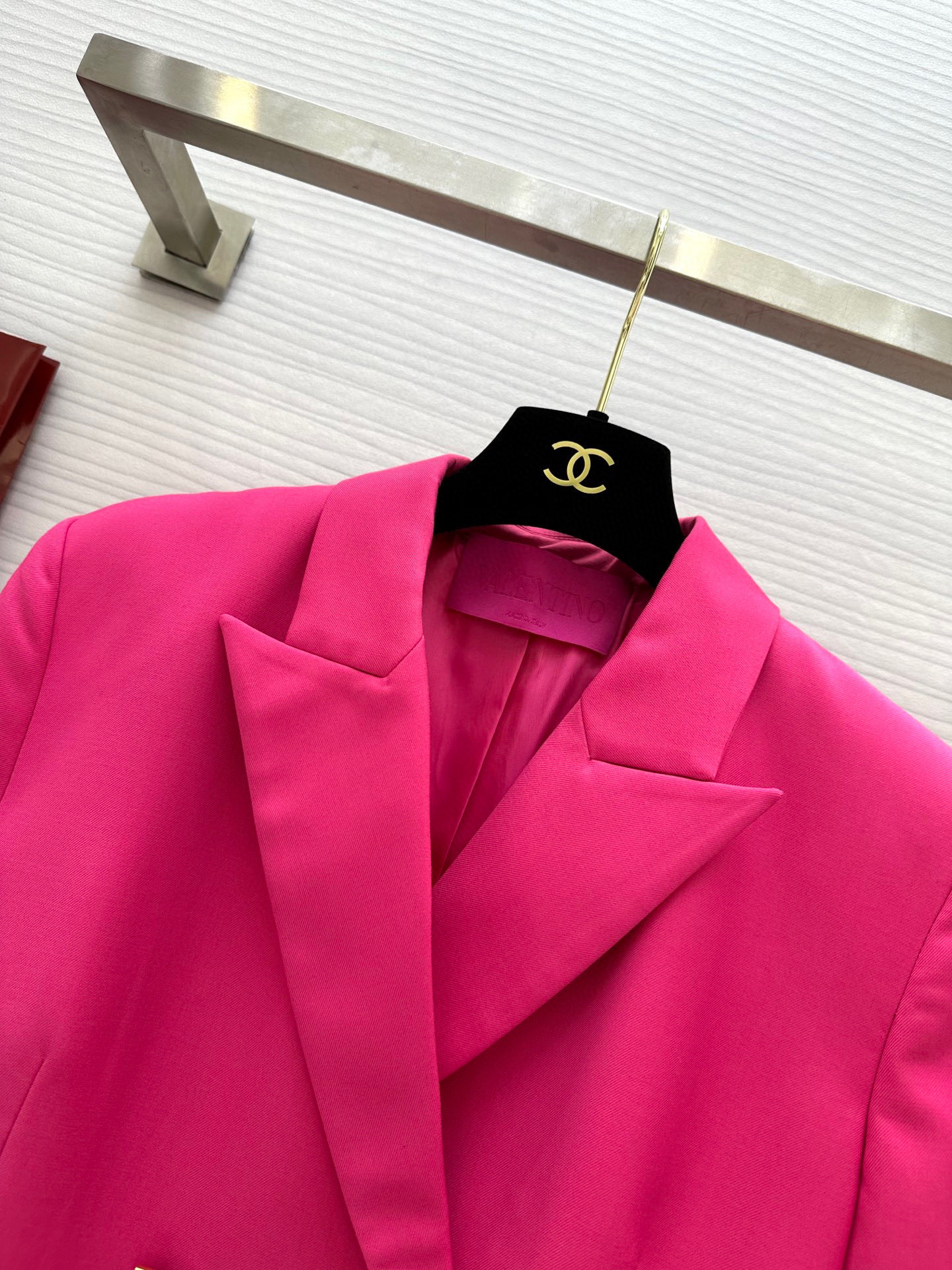 #Valentinএ 高定成衣系列 玫粉色西装外套 高饱和度玫粉色 带来极强视觉冲击力 立体剪裁版型大气