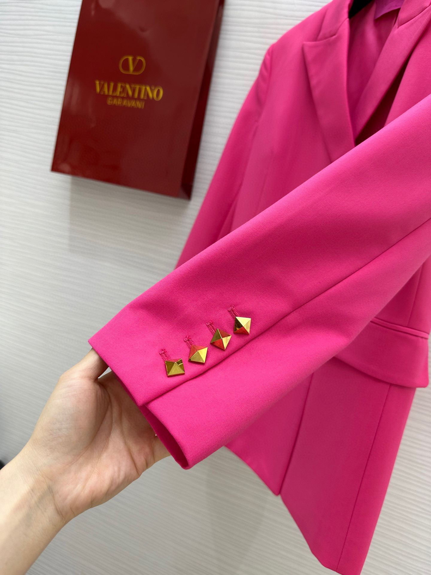 #Valentinএ 高定成衣系列 玫粉色西装外套 高饱和度玫粉色 带来极强视觉冲击力 立体剪裁版型大气