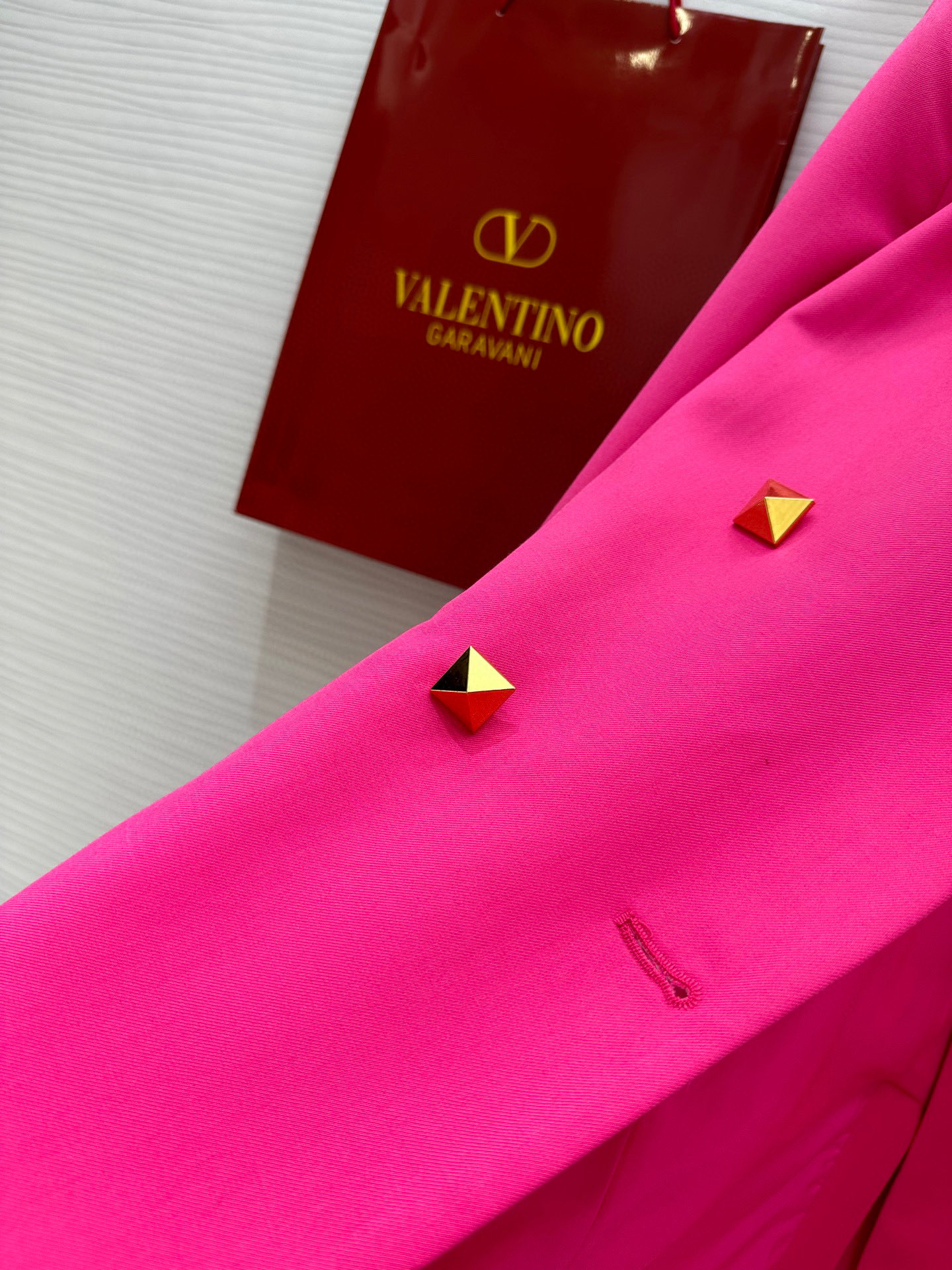 #Valentinএ 高定成衣系列 玫粉色西装外套 高饱和度玫粉色 带来极强视觉冲击力 立体剪裁版型大气
