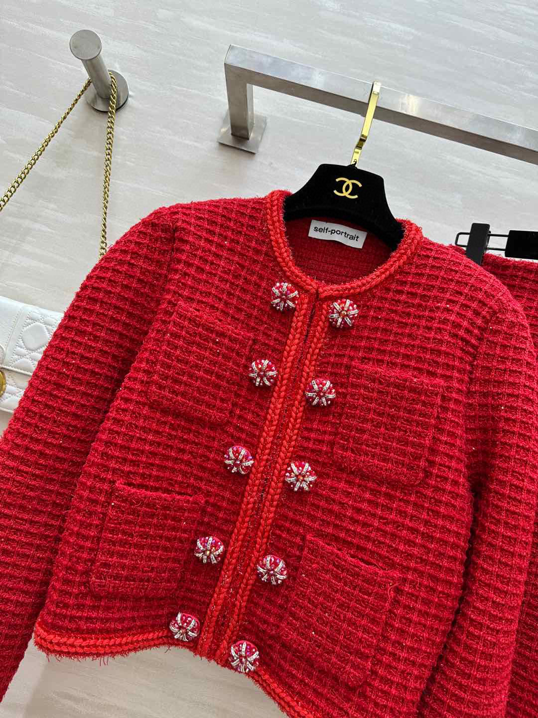 #SP高订 重工贵气感针织套装 小香风针织 经典水钻扣点缀 高腰线设计拉长身材线条比例 勾勒出曼妙的身材