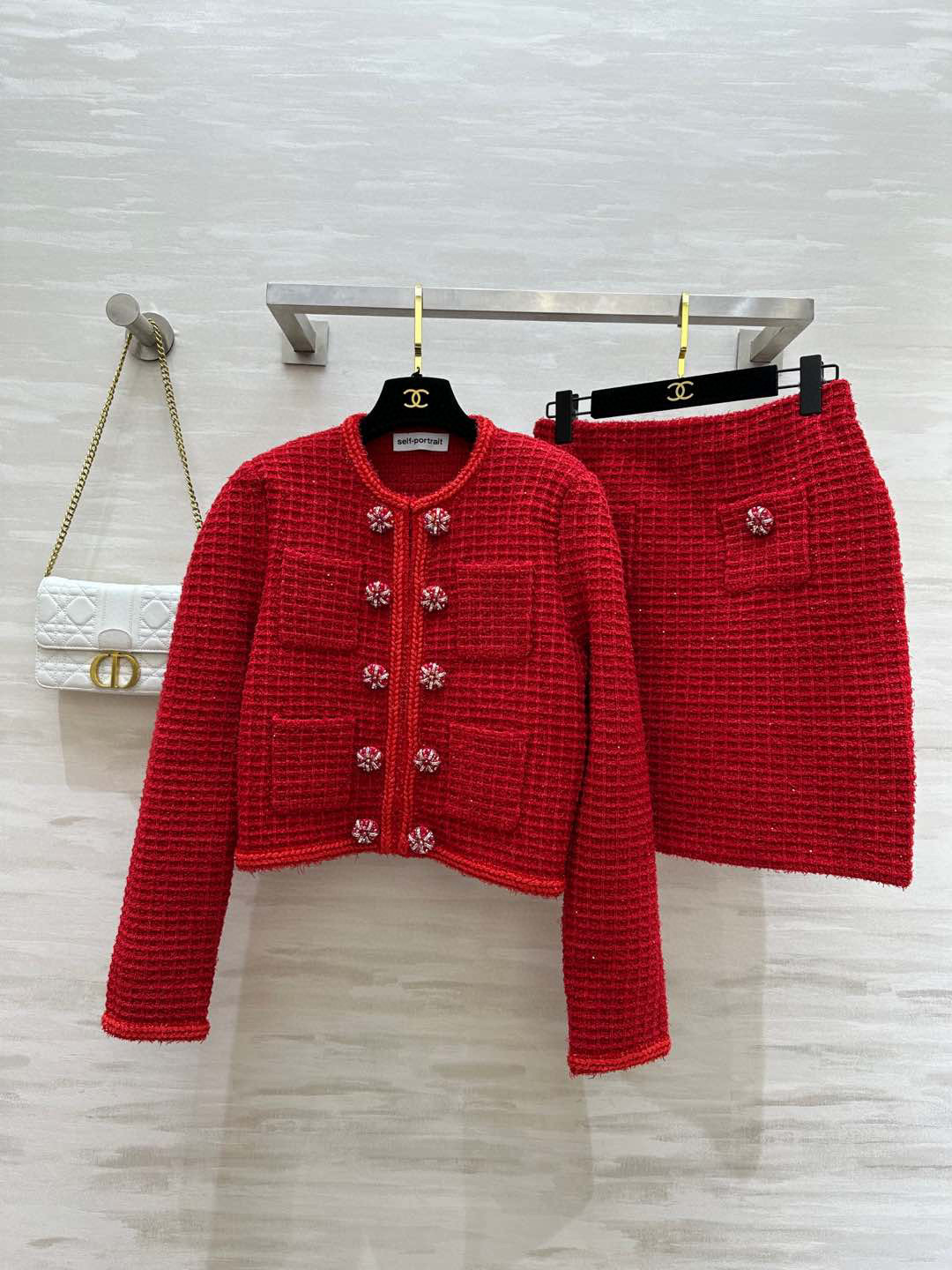 NO:505533,#SP high order Heavy industry noble knitted suit Xiaoxiang style knitted classic rhinestone buckle embellishment High waistline design lengthens the body line proportions outlines a graceful figure and looks very noble temperament. She immediately has the feeling of a famous lady when wearing it. High quality. Spot sizeS/M/L/XL (M size shoulder width 37, bust 96, length 50, skirt waist 72, skirt length 48, skirt, alexander wang19860909#SP高订 重工贵气感针织套装 小香风针织 经典水钻扣点缀 高腰线设计拉长身材线条比例 勾勒出曼妙的身材 显得非常高贵的气质 穿上她即刻拥有气质名媛的感觉 高品质 现货首发sizeS/M/L/XL（M码肩宽37,胸围96,衣长50,半裙腰围72,裙长48,,skirts,alexander wang,Women's clothing