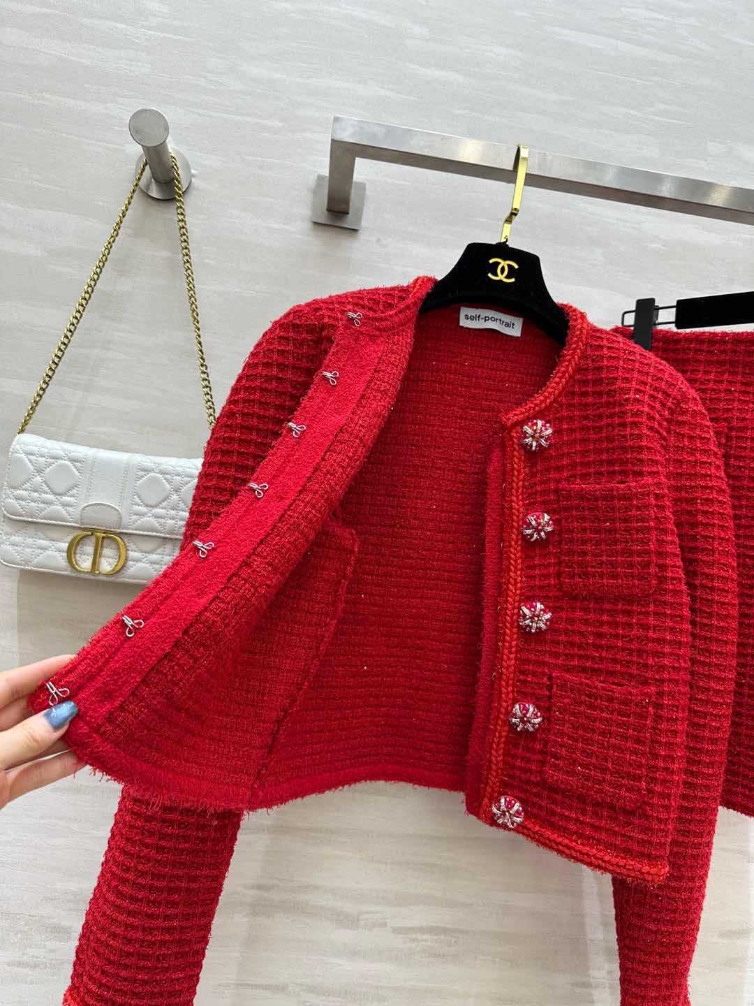 #SP高订 重工贵气感针织套装 小香风针织 经典水钻扣点缀 高腰线设计拉长身材线条比例 勾勒出曼妙的身材