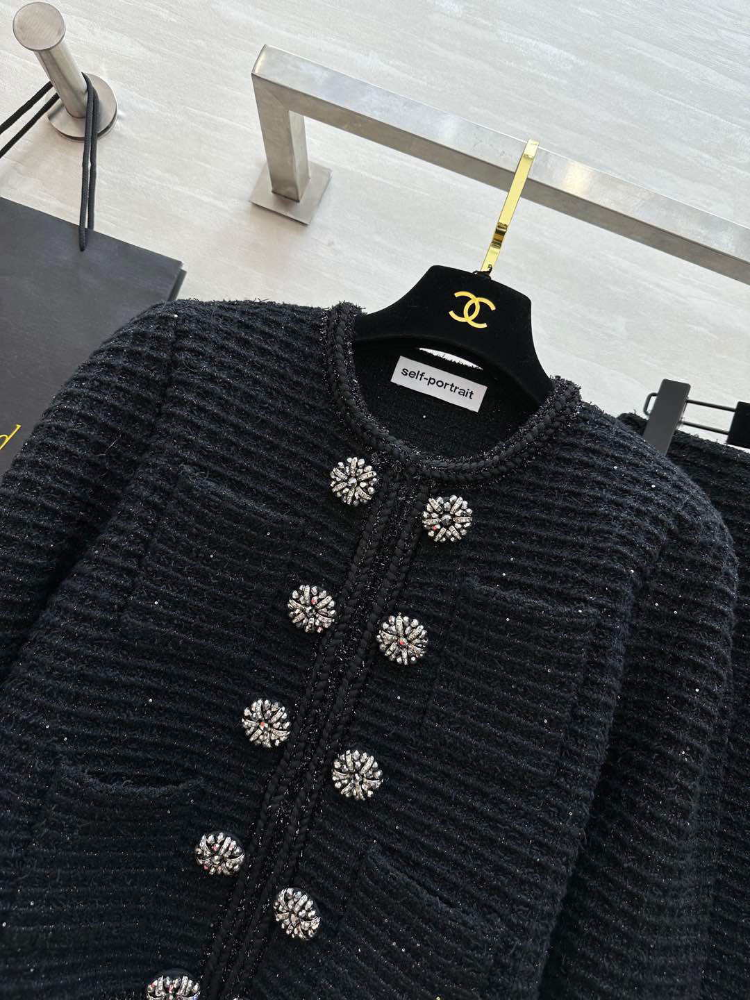 #SP高订 重工贵气感针织套装 小香风针织 经典水钻扣点缀 高腰线设计拉长身材线条比例 勾勒出曼妙的身材