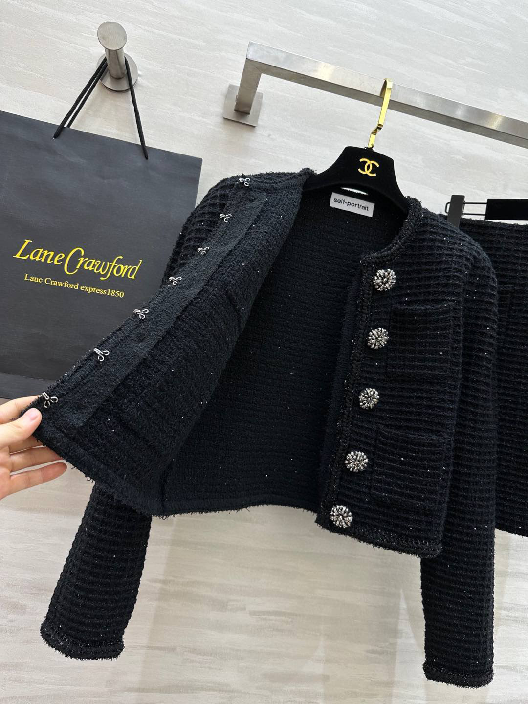 #SP高订 重工贵气感针织套装 小香风针织 经典水钻扣点缀 高腰线设计拉长身材线条比例 勾勒出曼妙的身材