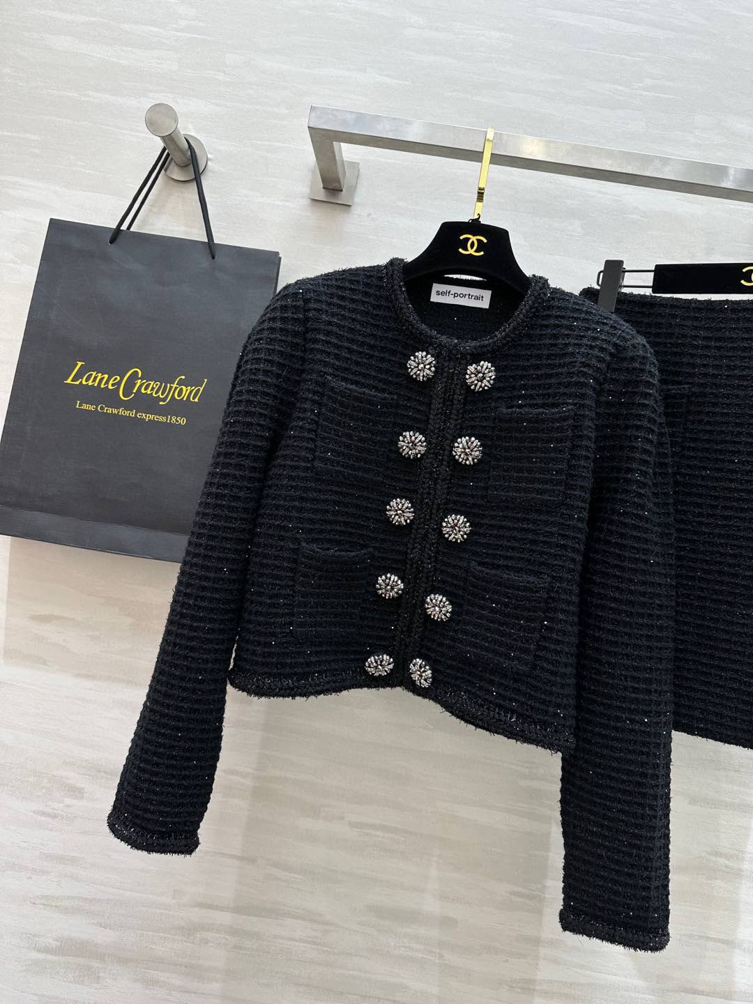 #SP高订 重工贵气感针织套装 小香风针织 经典水钻扣点缀 高腰线设计拉长身材线条比例 勾勒出曼妙的身材