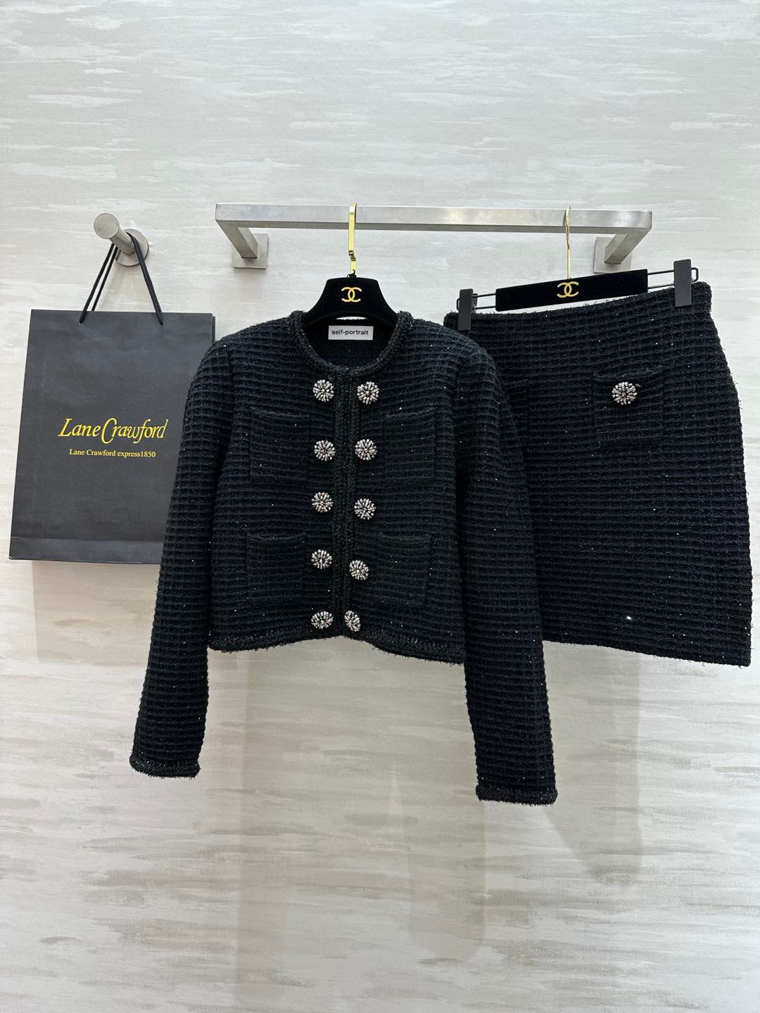 NO:505537,#SP high order Heavy industry noble knitted suit Xiaoxiang style knitted classic rhinestone buckle embellishment High waistline design lengthens the body line proportions outlines a graceful figure and looks very noble temperament. She immediately has the feeling of a famous lady when wearing it. High quality. Spot sizeS/M/L/XL (M size shoulder width 37, bust 96, length 50, skirt waist 72, skirt length 48), skirts, alexander wang19860909#SP高订 重工贵气感针织套装 小香风针织 经典水钻扣点缀 高腰线设计拉长身材线条比例 勾勒出曼妙的身材 显得非常高贵的气质 穿上她即刻拥有气质名媛的感觉 高品质 现货首发sizeS/M/L/XL（M码肩宽37,胸围96,衣长50,半裙腰围72,裙长48）,,skirts,alexander wang,Women's clothing