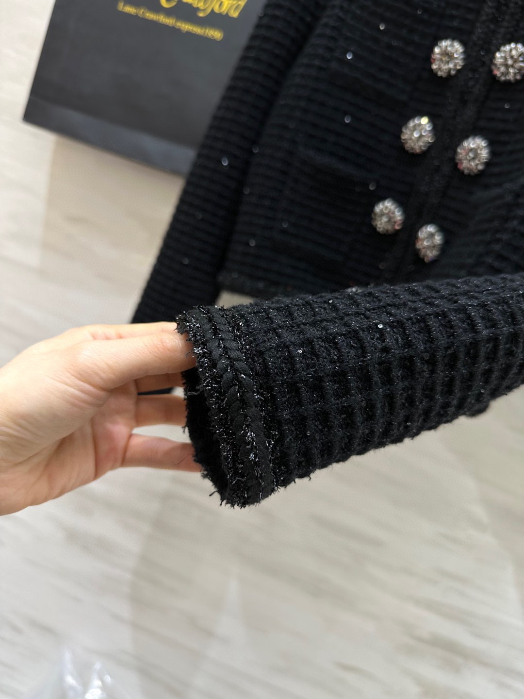 #SP高订 重工贵气感针织套装 小香风针织 经典水钻扣点缀 高腰线设计拉长身材线条比例 勾勒出曼妙的身材