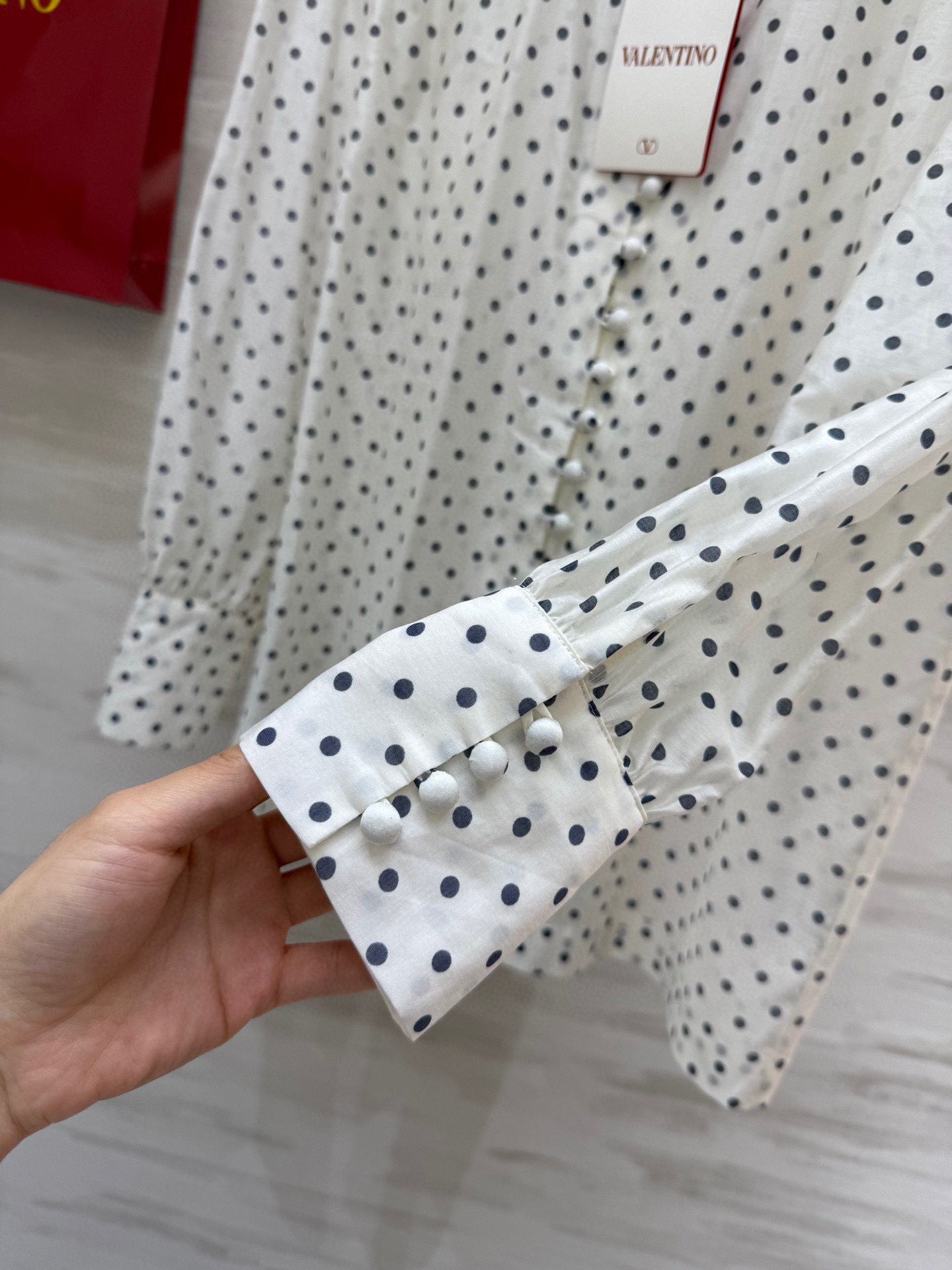 #VALENTIN♡²⁵新款 波点天丝衬衣 有着优雅复古 面料和版型都菲常赞！高级感的漂亮！经典法式圆点
