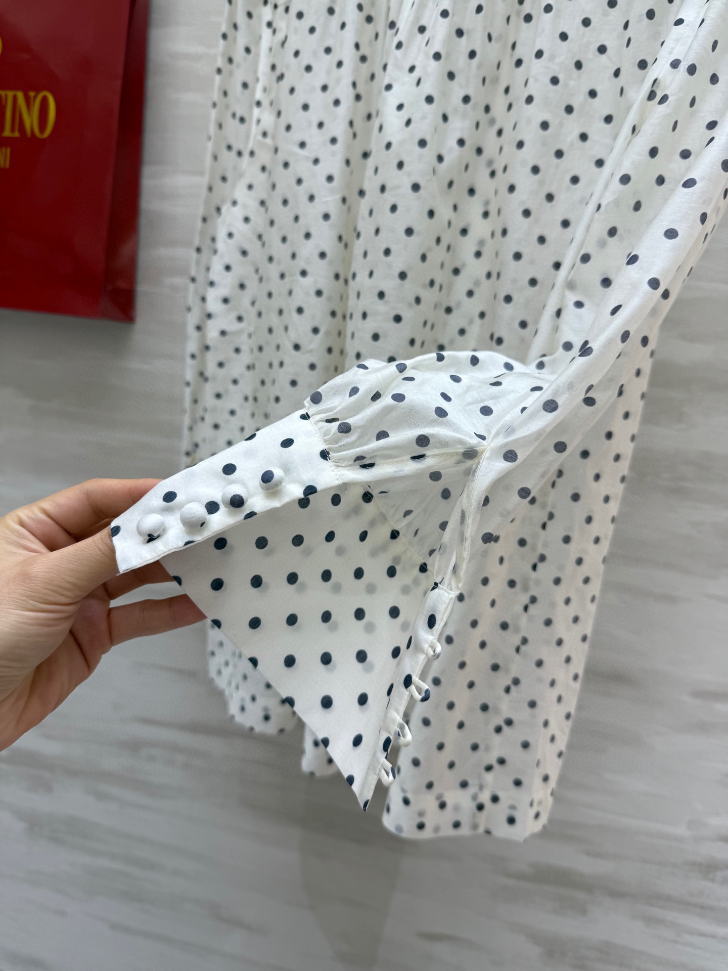 #VALENTIN♡²⁵新款 波点天丝衬衣 有着优雅复古 面料和版型都菲常赞！高级感的漂亮！经典法式圆点