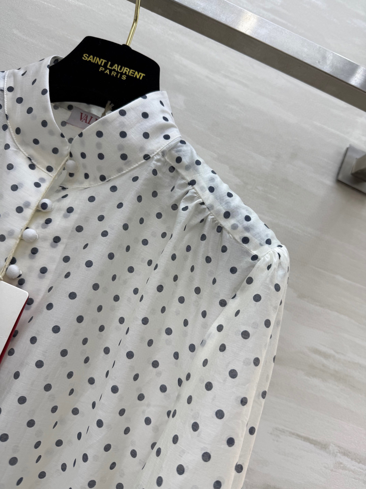 #VALENTIN♡²⁵新款 波点天丝衬衣 有着优雅复古 面料和版型都菲常赞！高级感的漂亮！经典法式圆点