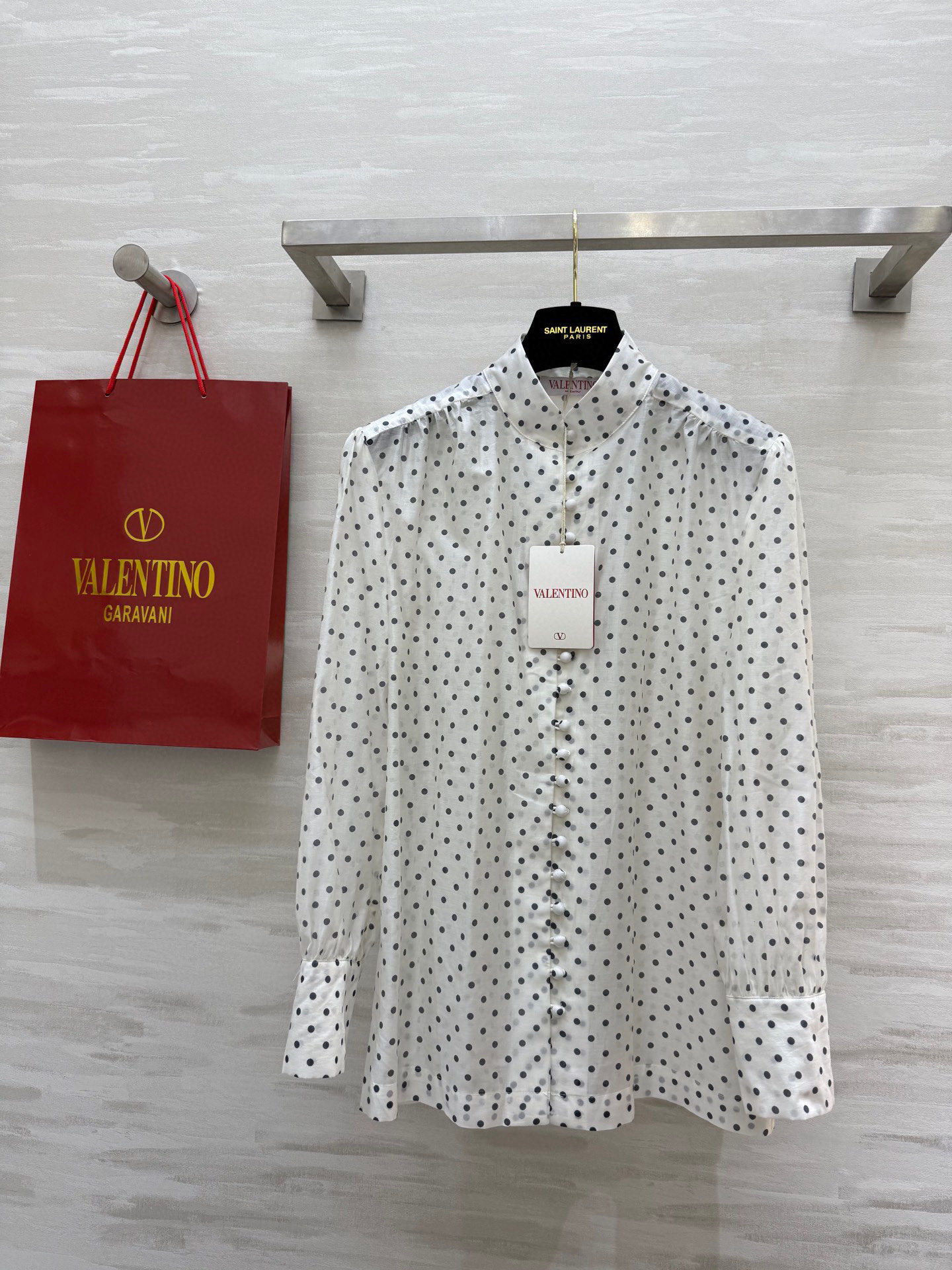 NO:505544,#VALENTIN new style polka dot tensil shirt with elegant retro fabrics and styles are very good!  Beautiful with a sense of high quality!  Classic French dot printing, high-quality customization, spot first-time sizeS/M/L/XL (size s-shoulder width 39, bust 100, garment length 67), valentino, alexander wang19860909#VALENTIN新款 波点天丝衬衣 有着优雅复古 面料和版型都菲常赞！高级感的漂亮！经典法式圆点印花 高品质定制 现货首发sizeS/M/L/XL（s码肩宽39,胸围100,衣长67）,,valentino,alexander wang,Women's clothing