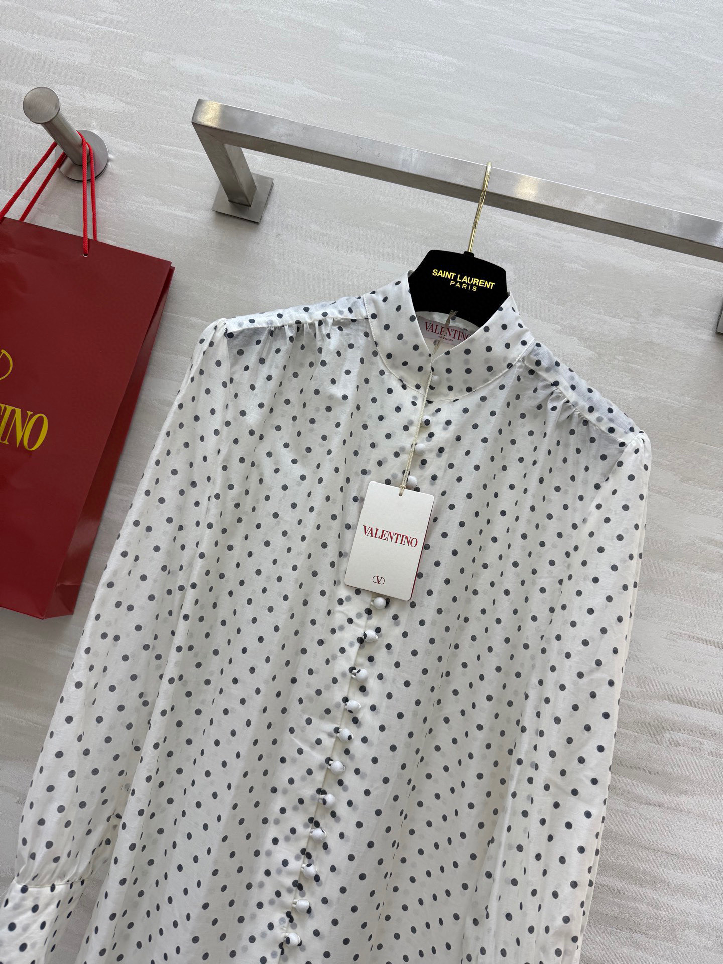#VALENTIN♡²⁵新款 波点天丝衬衣 有着优雅复古 面料和版型都菲常赞！高级感的漂亮！经典法式圆点