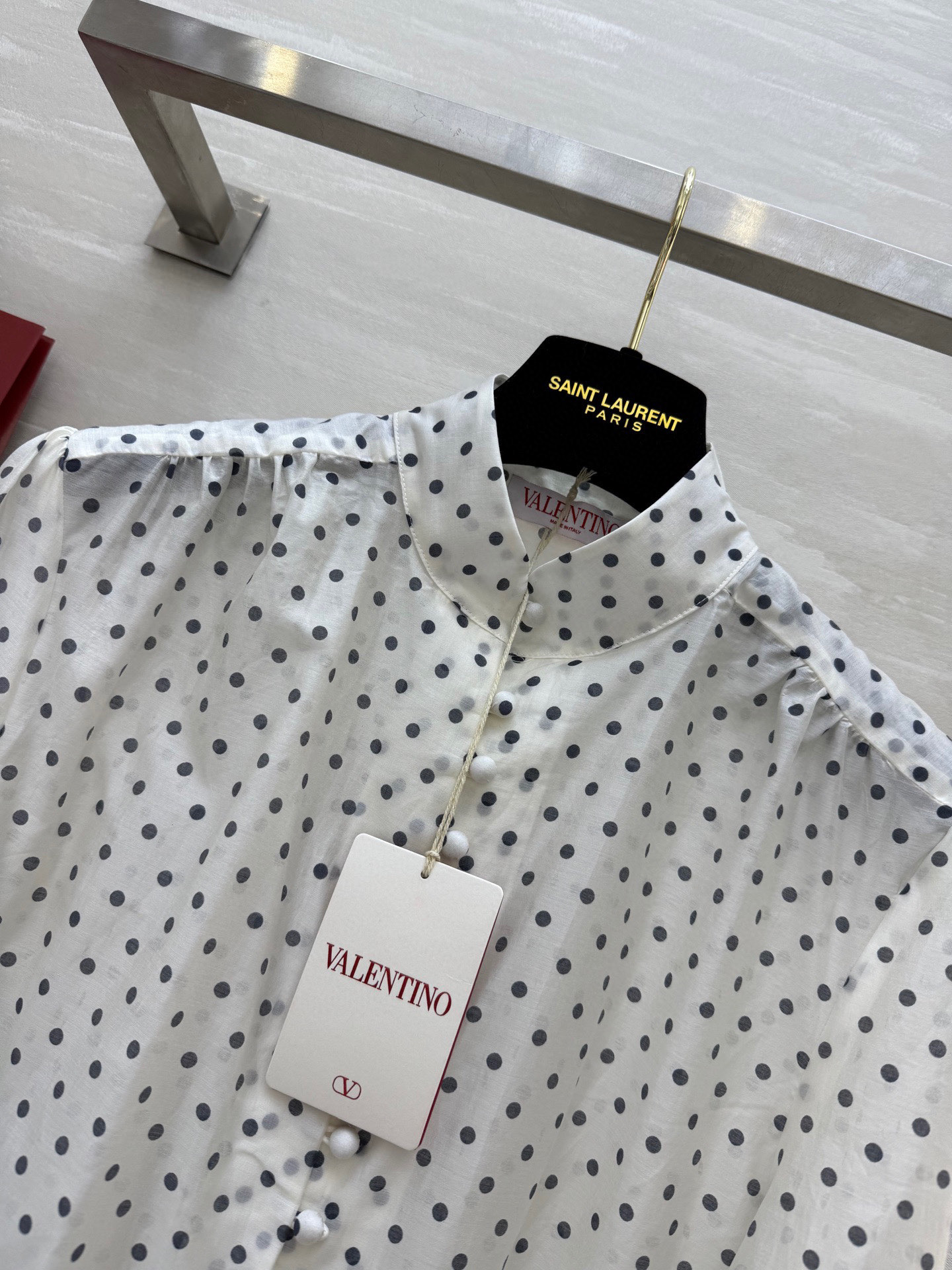 #VALENTIN♡²⁵新款 波点天丝衬衣 有着优雅复古 面料和版型都菲常赞！高级感的漂亮！经典法式圆点
