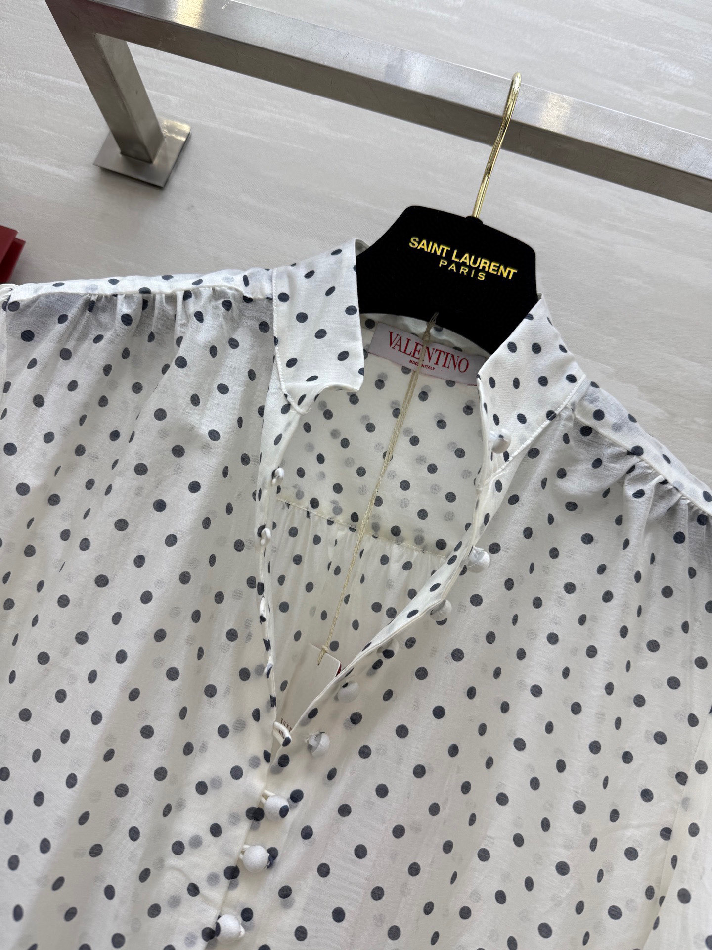 #VALENTIN♡²⁵新款 波点天丝衬衣 有着优雅复古 面料和版型都菲常赞！高级感的漂亮！经典法式圆点