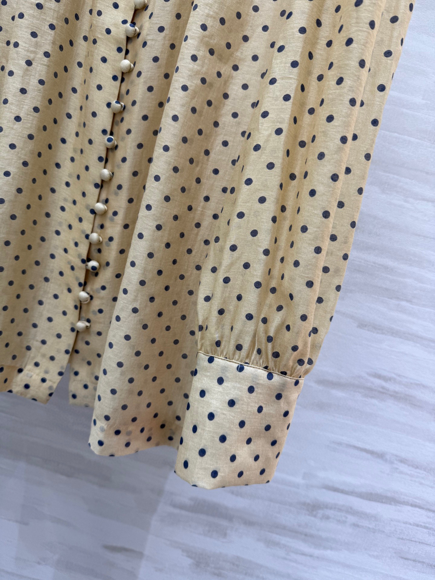 #VALENTIN♡²⁵新款 波点天丝衬衣 有着优雅复古 面料和版型都菲常赞！高级感的漂亮！经典法式圆点