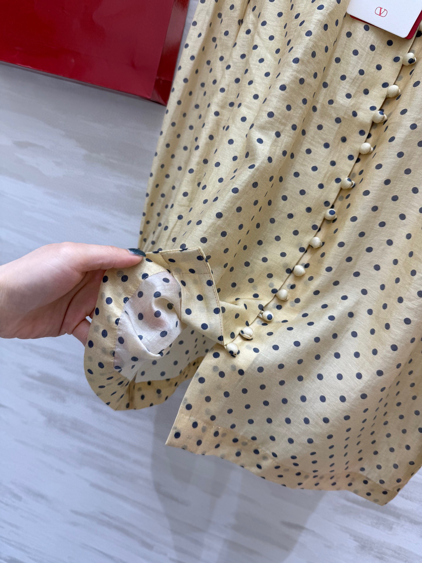 #VALENTIN♡²⁵新款 波点天丝衬衣 有着优雅复古 面料和版型都菲常赞！高级感的漂亮！经典法式圆点