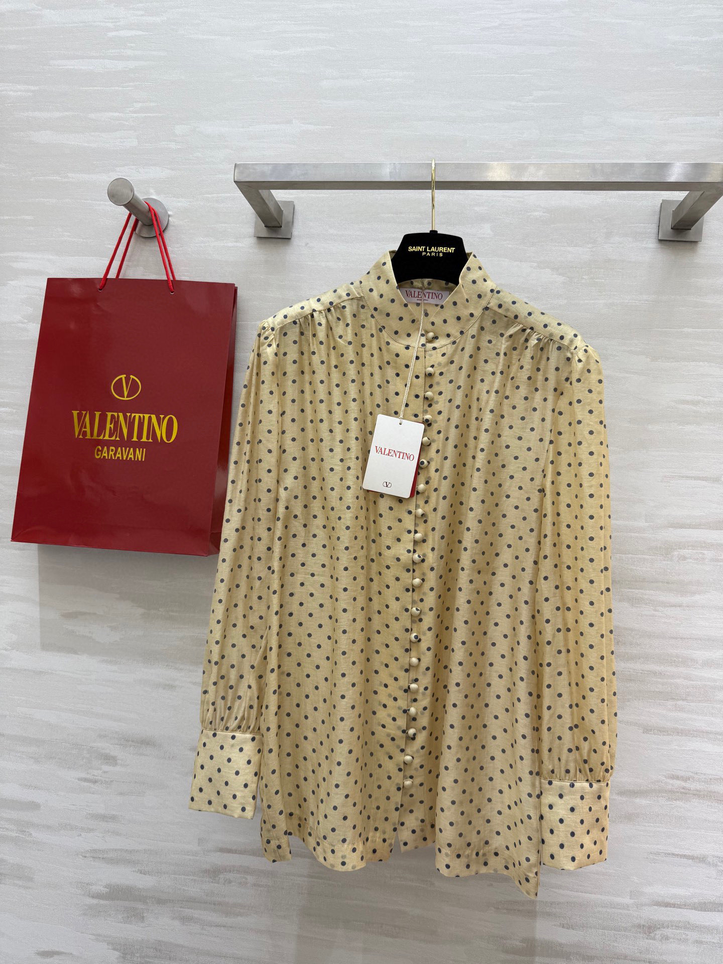 NO:505547,#VALENTIN new style polka dot tensil shirt with elegant retro fabrics and styles are very good!  Beautiful with a sense of high quality!  Classic French dot printing, high-quality customization, spot first-time sizeS/M/L/XL (size s-shoulder width 39, bust 100, garment length 67, valentino, alexander wang19860909#VALENTIN新款 波点天丝衬衣 有着优雅复古 面料和版型都菲常赞！高级感的漂亮！经典法式圆点印花 高品质定制 现货首发sizeS/M/L/XL（s码肩宽39,胸围100,衣长67,,valentino,alexander wang,Women's clothing