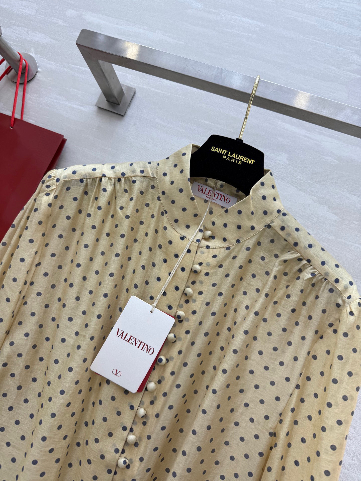 #VALENTIN♡²⁵新款 波点天丝衬衣 有着优雅复古 面料和版型都菲常赞！高级感的漂亮！经典法式圆点