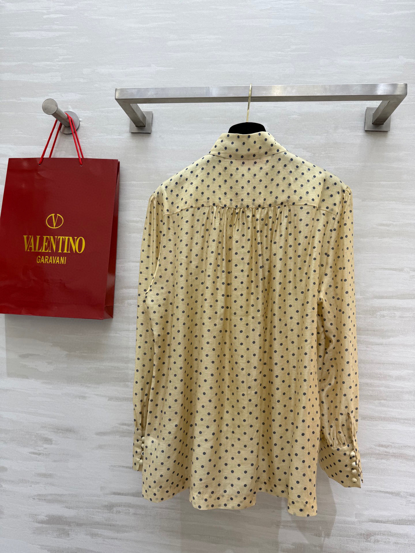 #VALENTIN♡²⁵新款 波点天丝衬衣 有着优雅复古 面料和版型都菲常赞！高级感的漂亮！经典法式圆点