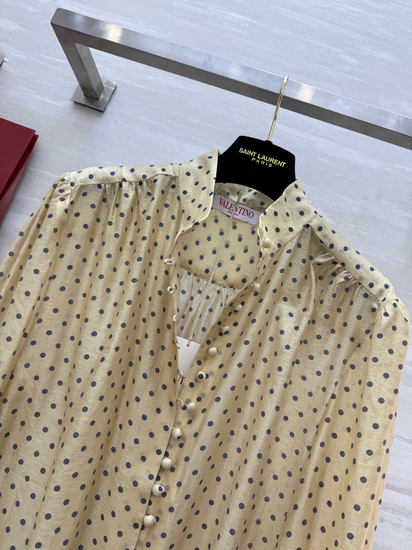 #VALENTIN♡²⁵新款 波点天丝衬衣 有着优雅复古 面料和版型都菲常赞！高级感的漂亮！经典法式圆点