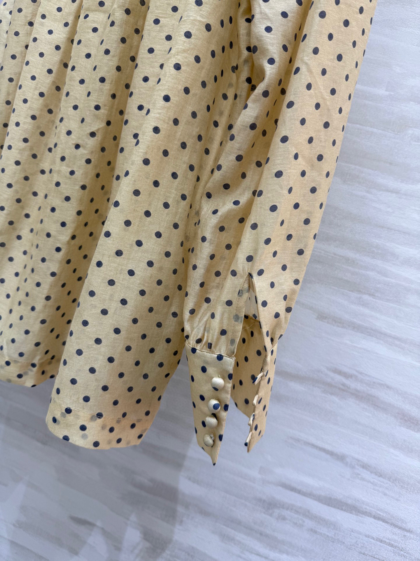 #VALENTIN♡²⁵新款 波点天丝衬衣 有着优雅复古 面料和版型都菲常赞！高级感的漂亮！经典法式圆点