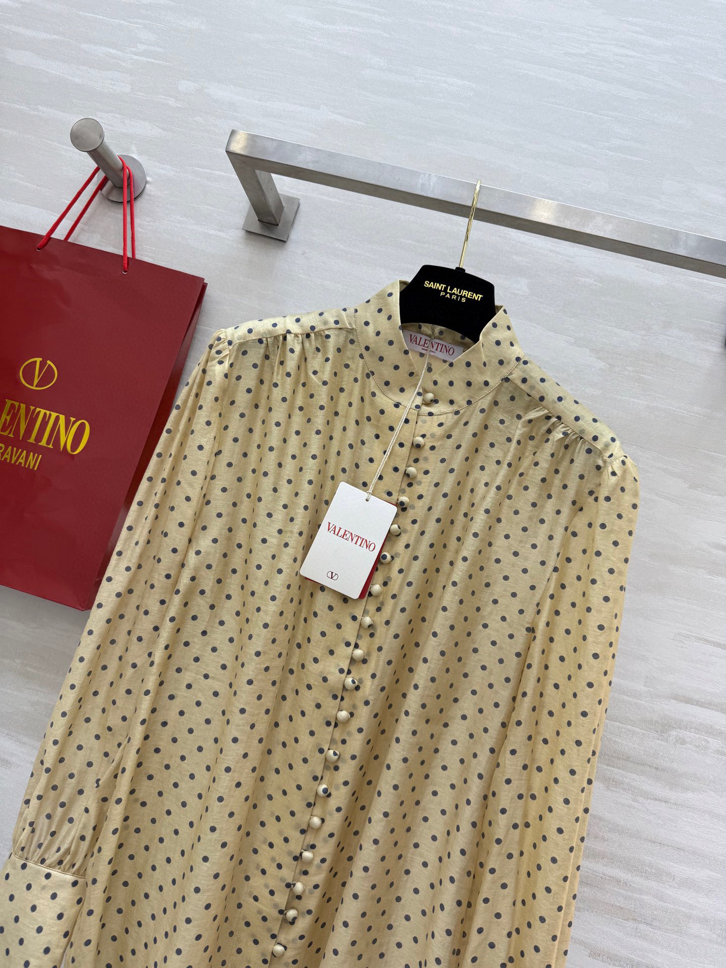 #VALENTIN♡²⁵新款 波点天丝衬衣 有着优雅复古 面料和版型都菲常赞！高级感的漂亮！经典法式圆点