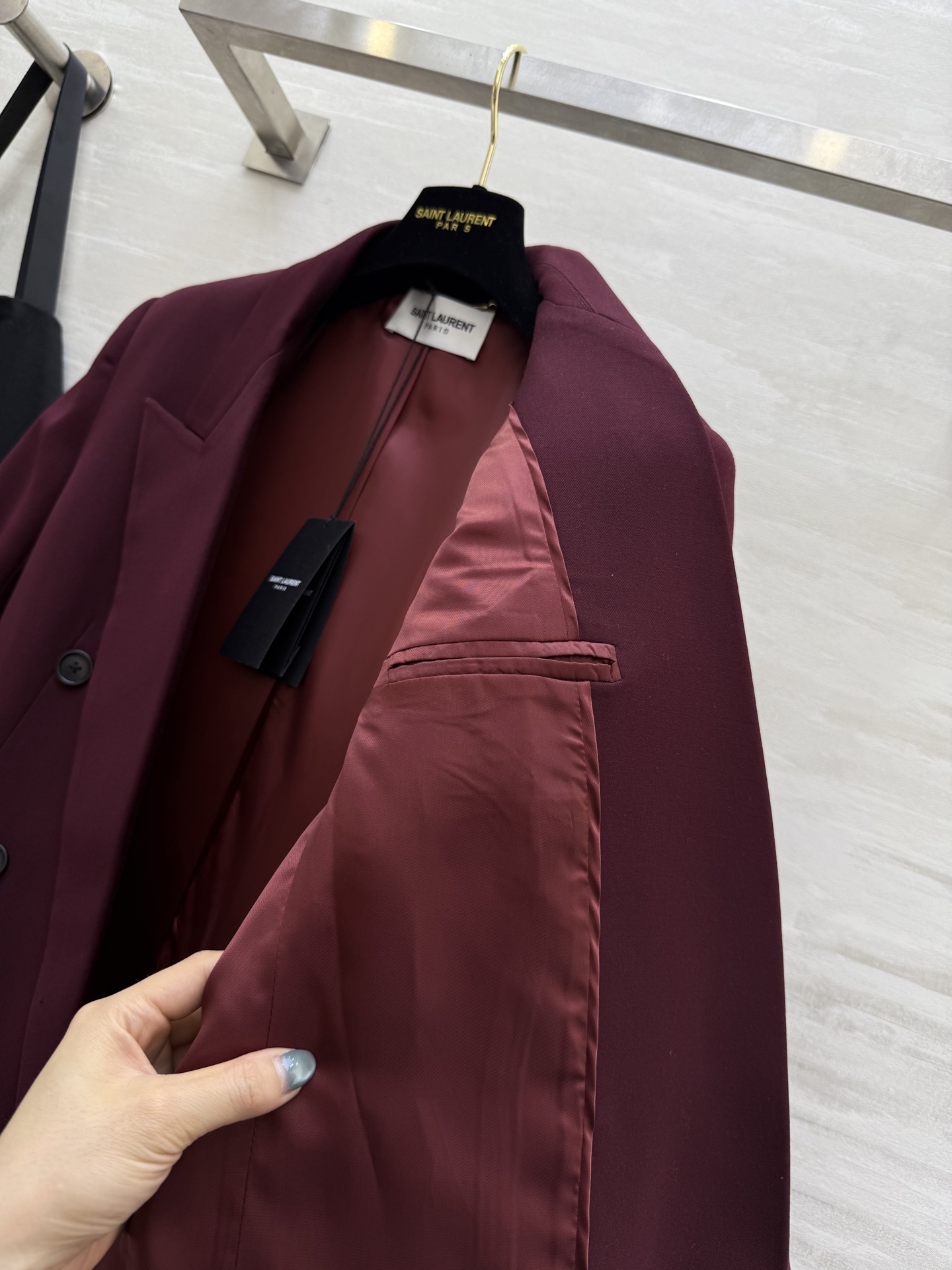 #ysl²⁵秋冬新款 高级感爆棚 勃艮第红厚羊毛西装外套 显肤白、抬气质、又很亮眼！正肩收腰的立体版型 