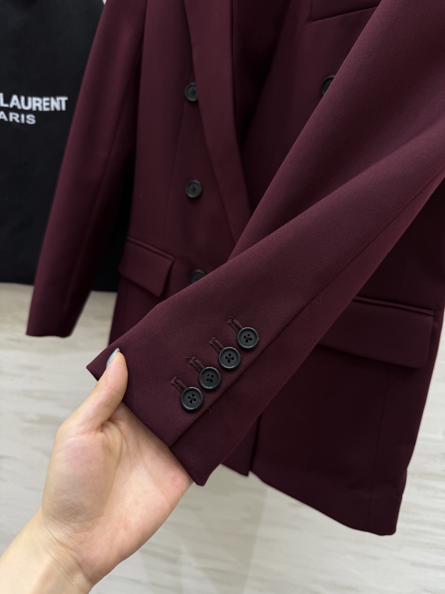 #ysl²⁵秋冬新款 高级感爆棚 勃艮第红厚羊毛西装外套 显肤白、抬气质、又很亮眼！正肩收腰的立体版型 