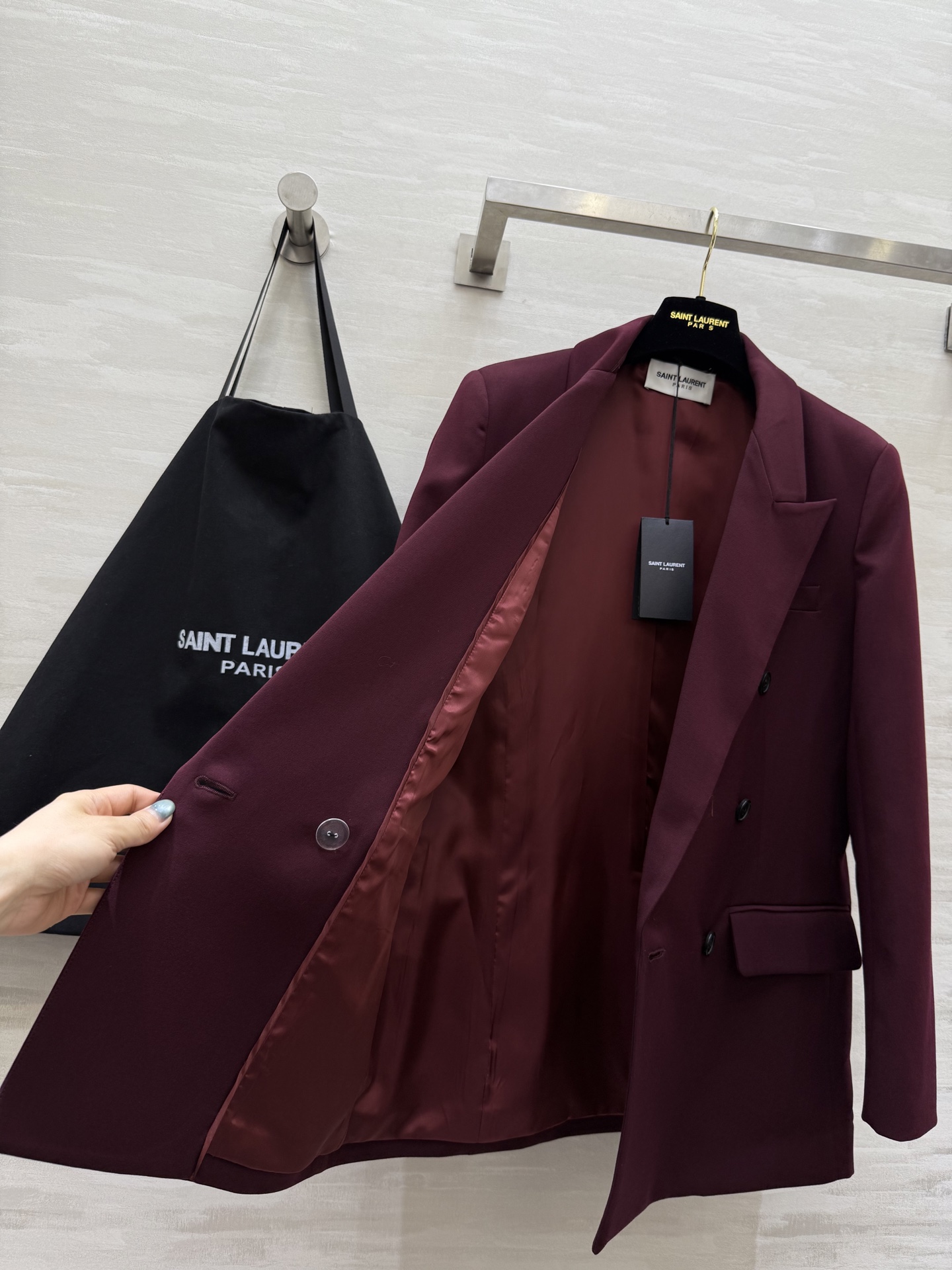 #ysl²⁵秋冬新款 高级感爆棚 勃艮第红厚羊毛西装外套 显肤白、抬气质、又很亮眼！正肩收腰的立体版型 