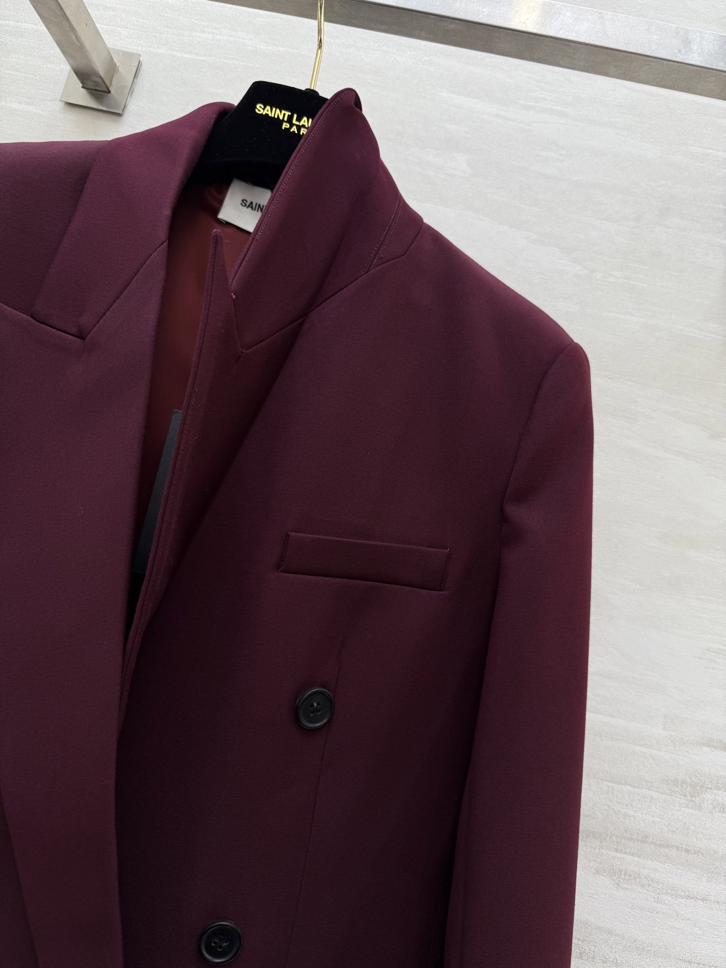 #ysl²⁵秋冬新款 高级感爆棚 勃艮第红厚羊毛西装外套 显肤白、抬气质、又很亮眼！正肩收腰的立体版型 