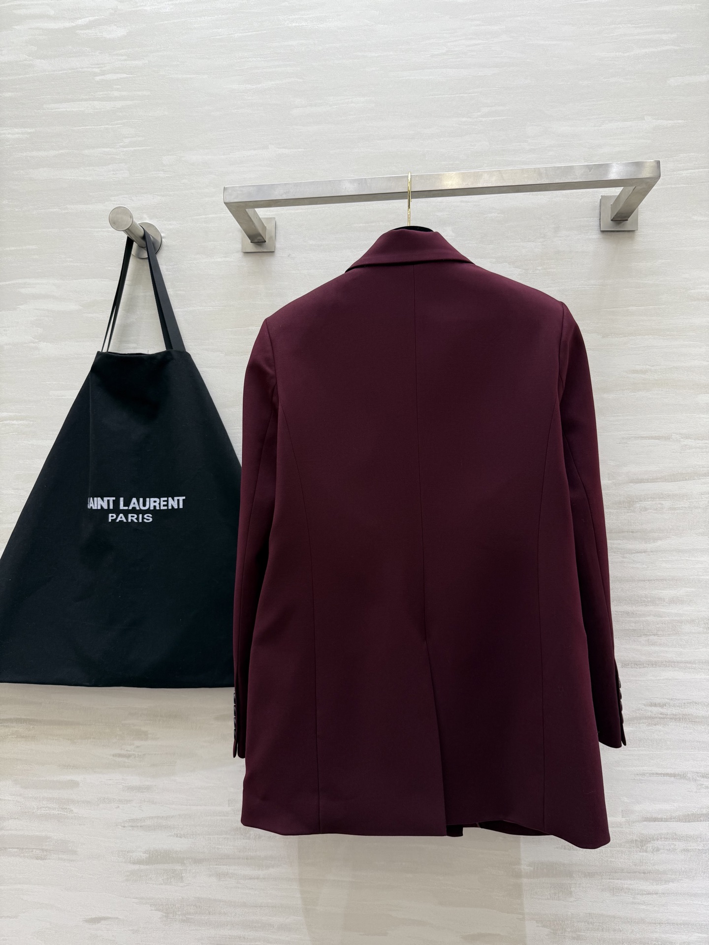 #ysl²⁵秋冬新款 高级感爆棚 勃艮第红厚羊毛西装外套 显肤白、抬气质、又很亮眼！正肩收腰的立体版型 