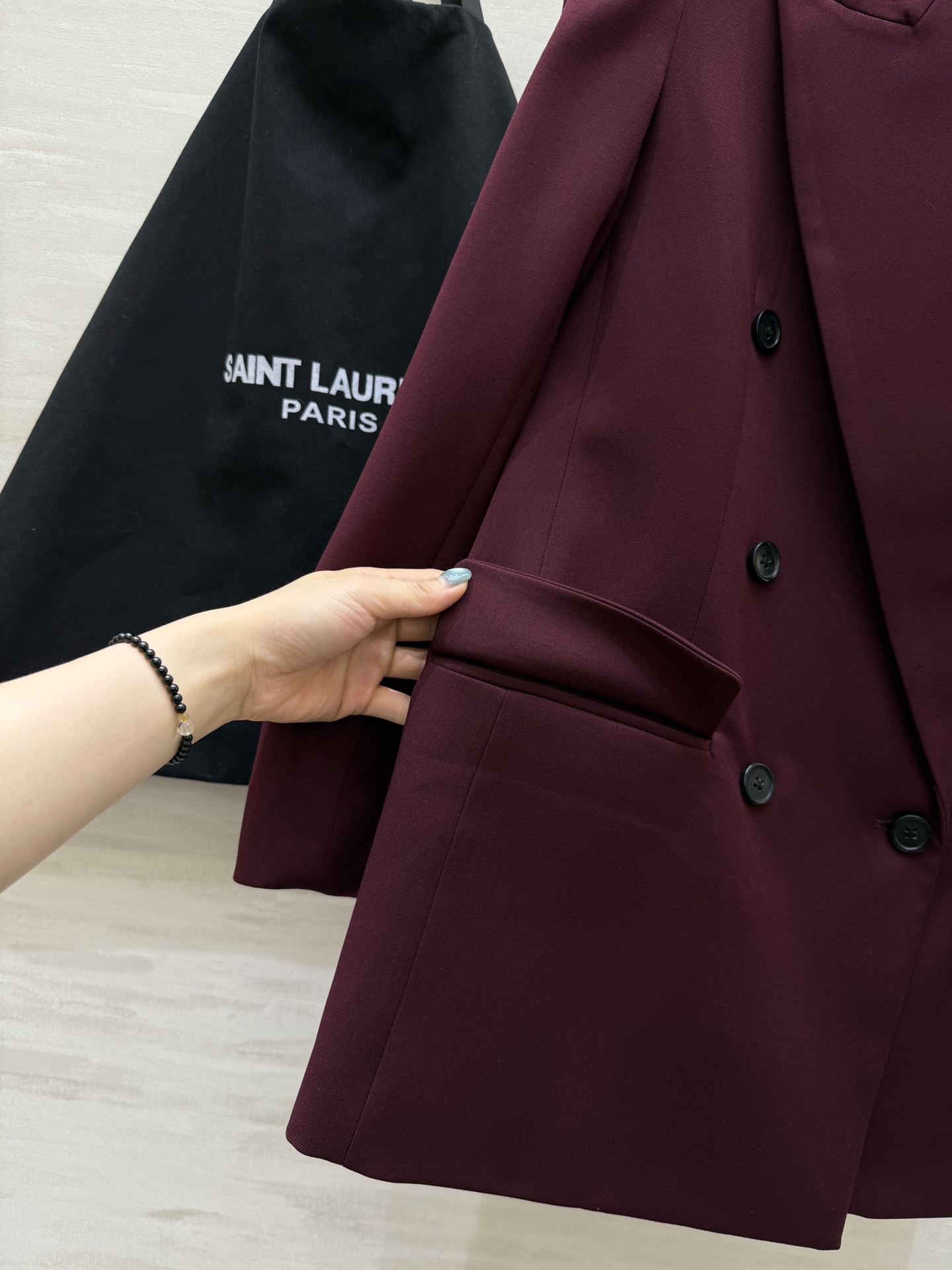 #ysl²⁵秋冬新款 高级感爆棚 勃艮第红厚羊毛西装外套 显肤白、抬气质、又很亮眼！正肩收腰的立体版型 