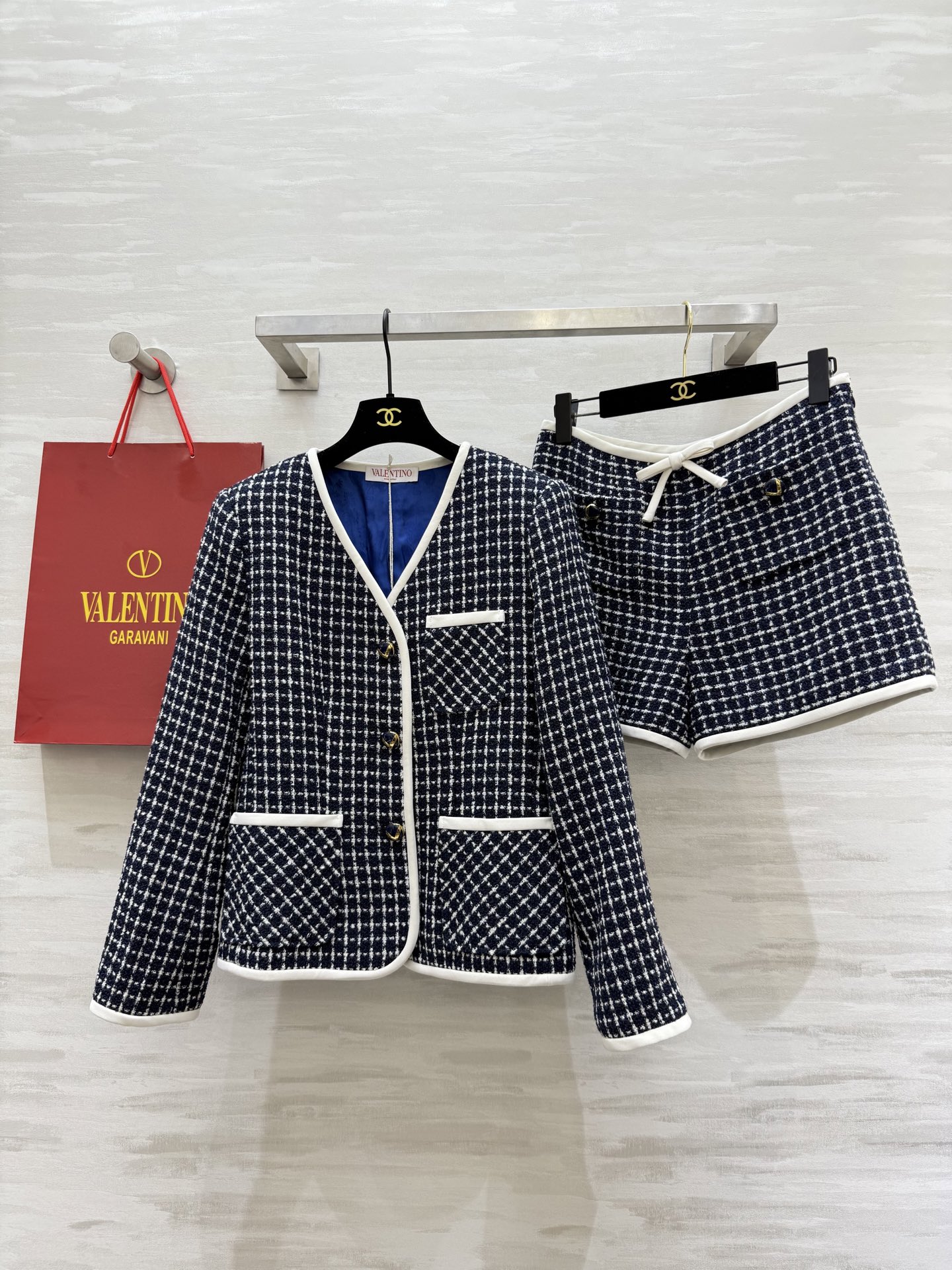 NO:505559,Jackets, shorts.#Valentin autumn and winter new series｜Retro elegant temperament outfits Original custom fabrics High quality customization Spot first-time sizeS/M/L (size s jacket shoulder width 37, bust 90, length 57, shorts waist 70, hip 88, pants length 33), valentino, shorts, jackets & coats, alexander wang19860909外套,短裤.#Valentin秋冬新款系列｜复古优雅气质穿搭 原版定制面料 高品质定制 现货首发sizeS/M/L（s码外套肩宽37,胸围90,衣长57,短裤腰围70,臀围88,裤长33）,,valentino,shorts,jackets & coats,alexander wang,Women's clothing