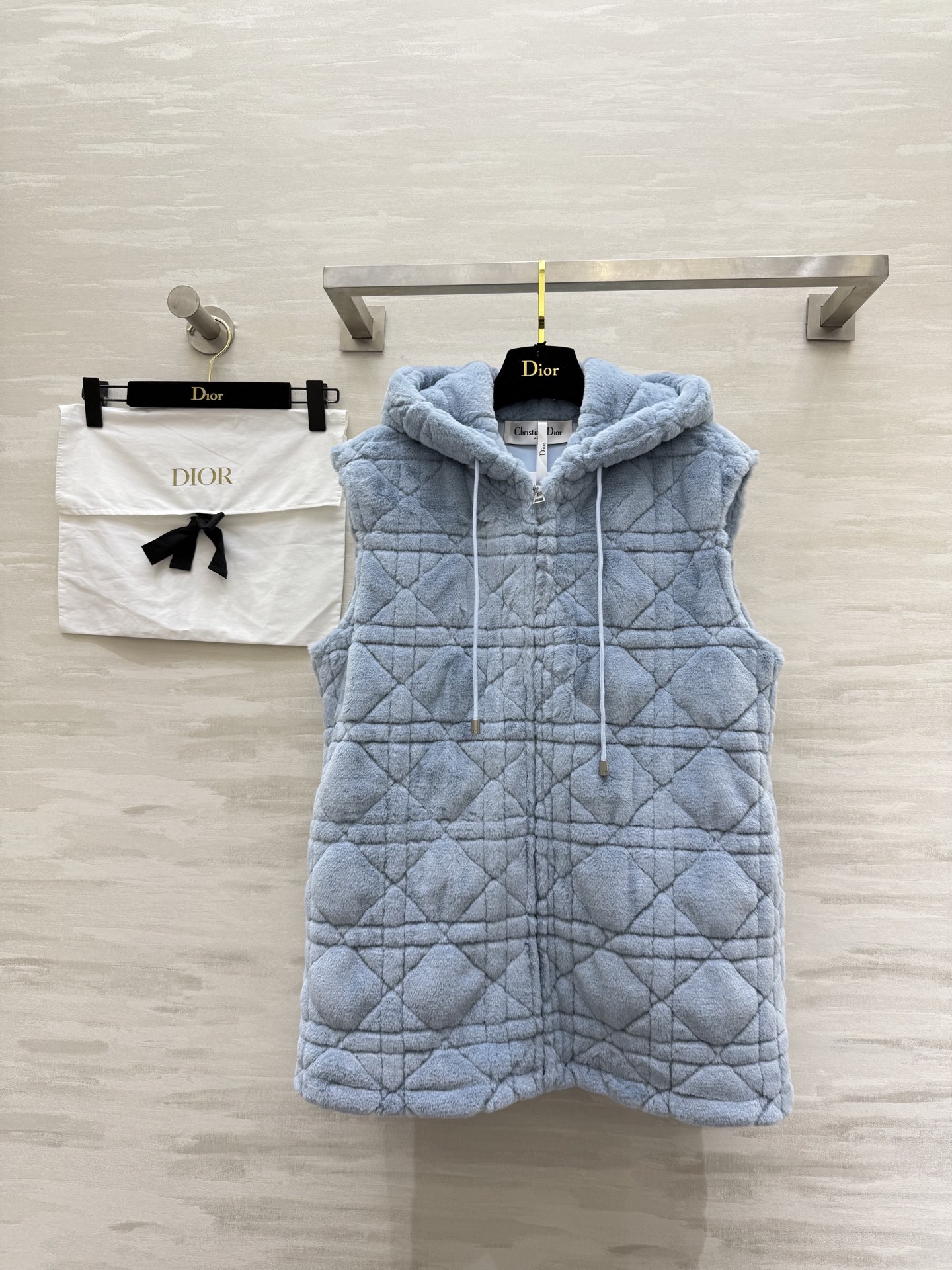 NO:505630,With dust bag #DIO autumn and winter new style, environmentally friendly hooded vest jacket, classic plaid, Baby blue, super beautiful and super white, high-quality customization, spot first-time size36/38/40 (36 size bust 102, 64 length),,dior, jackets & coats,hats,alexander wang19860909配防尘袋#DIO秋冬新款 环保毛连帽马甲外套 经典戴妃格纹 Baby蓝超好看超显白 高品质定制 现货首发size36/38/40（36码胸围102,衣长64）,,dior,jackets & coats,hats,alexander wang,Women's clothing