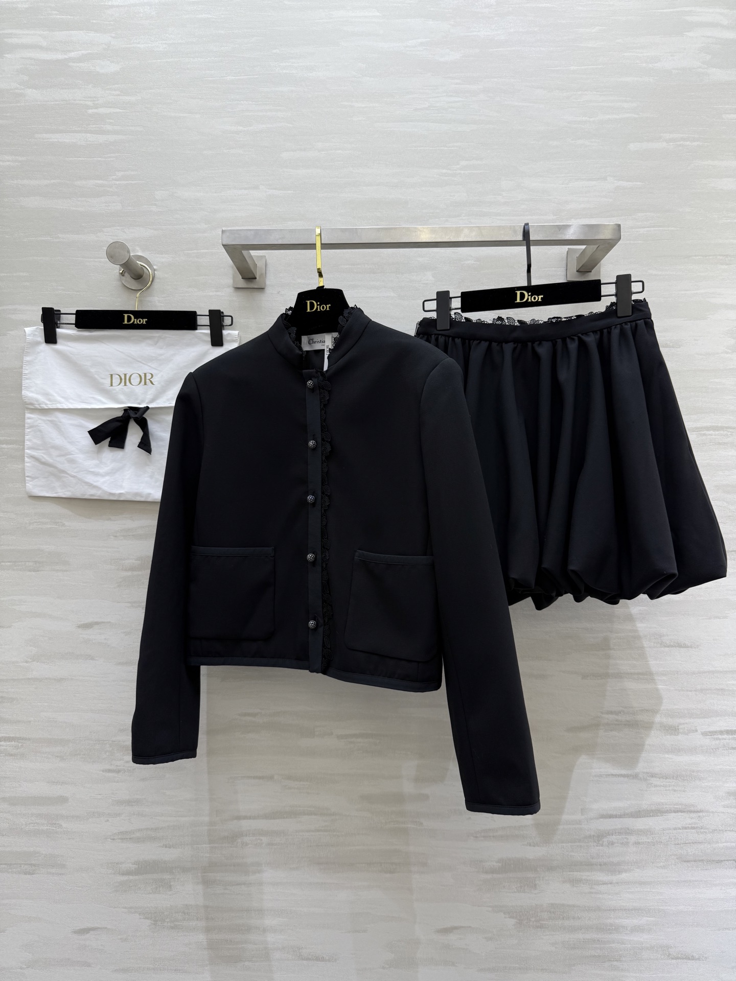 NO:505644,Jacket, Skirt #DIO Early Autumn New Style Customized CD Buckles Exquisite and Premium High Quality Spot Size36/38/40 (36 size shoulder width 38, bust 94, 50 length 50, skirt waist 64, skirt length 40).,,dior, skirt, jackets & coats,alexander wang19860909外套,半裙#DIO早秋新款 定制CD扣精致高级 高品质 现货来size36/38/40（36码肩宽38,胸围94,衣长50,半裙腰围64,裙长40）.,,dior,skirts,jackets & coats,alexander wang,Women's clothing