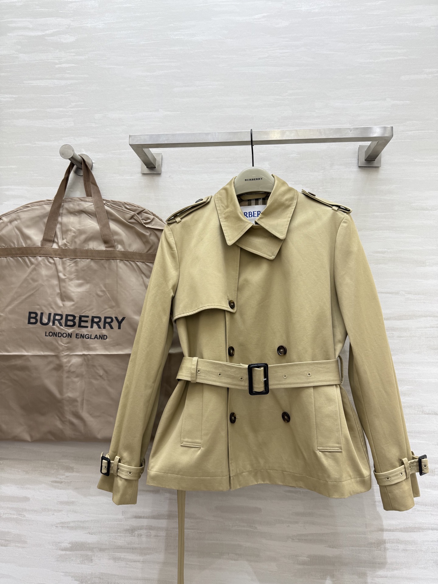 NO:506410,#Burberr early autumn limited new style British style windbreaker jacket high quality customization spot first-time sizeS/M/L (size s size shoulder width 36, bust 102, length 64), burberry, jackets & coats, alexander wang19860909#Burberr早秋限定新款 英伦风 风衣外套 高品质定制 现货首发sizeS/M/L（s码肩宽36,胸围102,衣长64）,,burberry,jackets & coats,alexander wang,Women's clothing