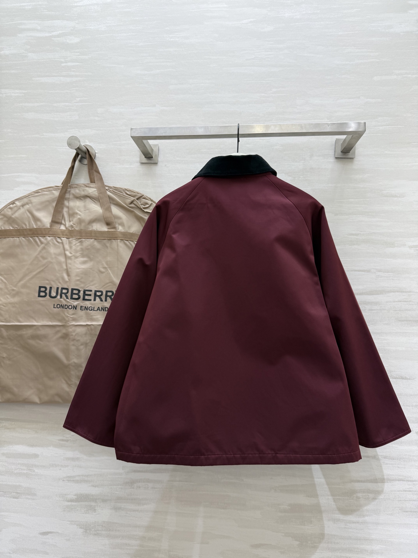 #Burberr♡²⁵早秋新款 猎装派克外套 经典格纹内里 火龙果色外套 复古与时尚并存 百搭又耐看 高