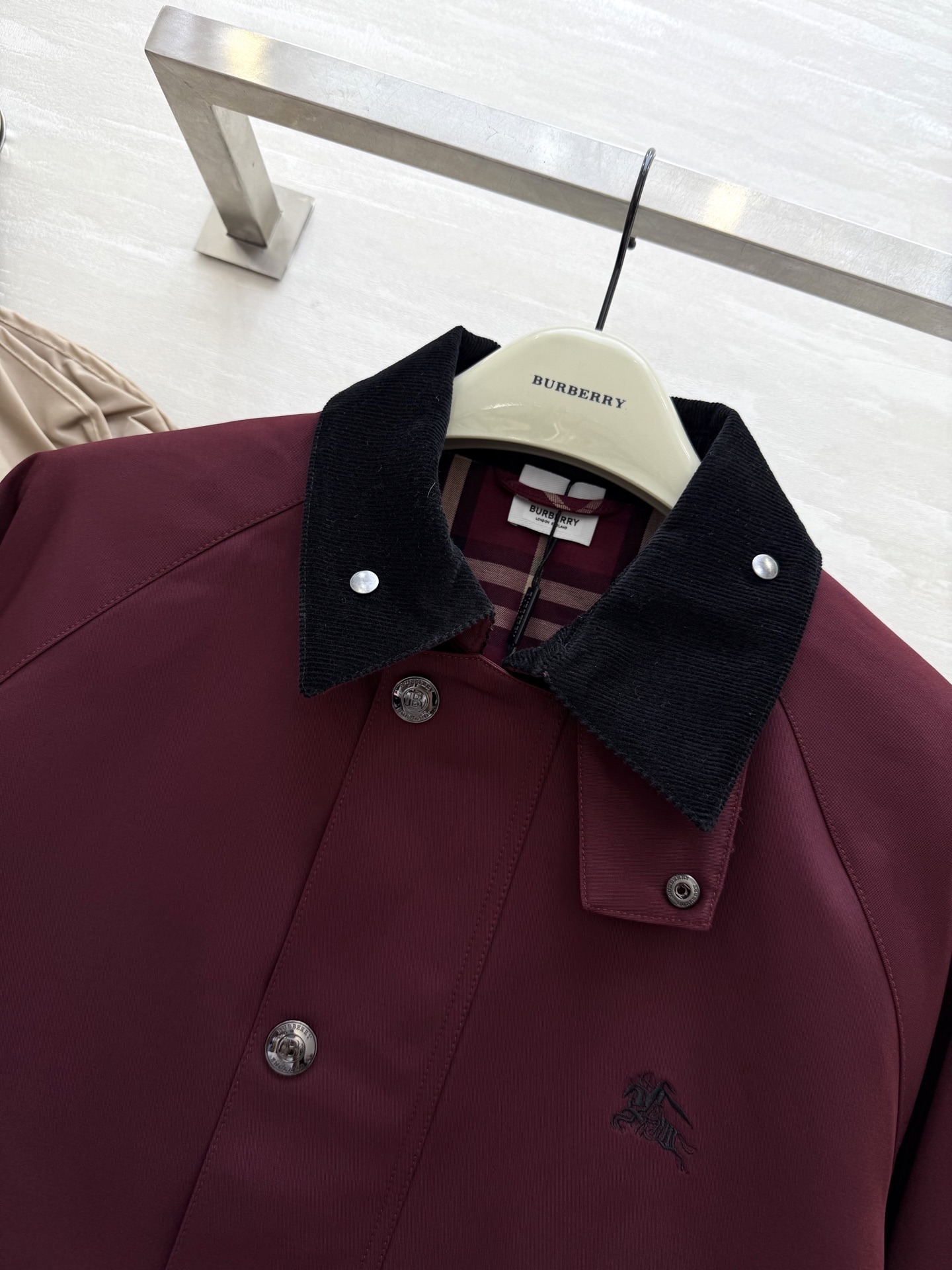 #Burberr♡²⁵早秋新款 猎装派克外套 经典格纹内里 火龙果色外套 复古与时尚并存 百搭又耐看 高