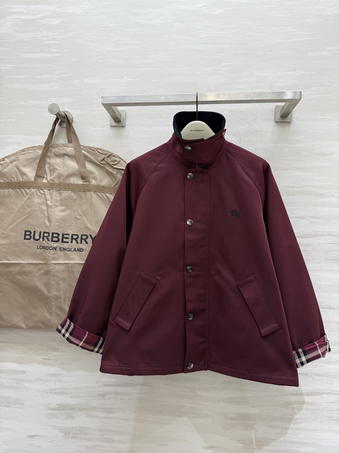 #Burberr♡²⁵早秋新款 猎装派克外套 经典格纹内里 火龙果色外套 复古与时尚并存 百搭又耐看 高