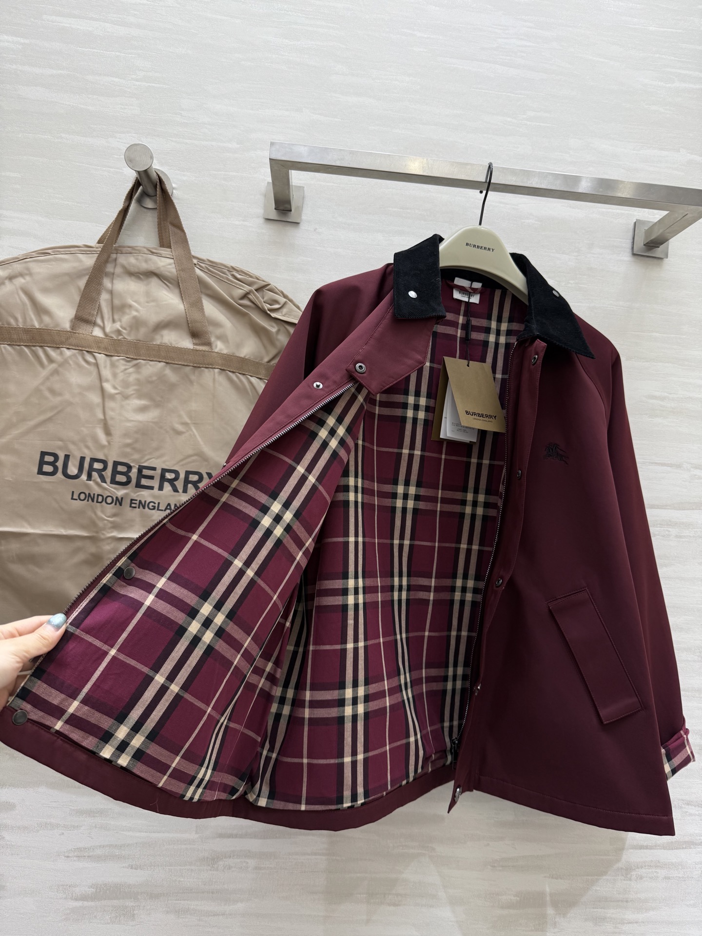 #Burberr♡²⁵早秋新款 猎装派克外套 经典格纹内里 火龙果色外套 复古与时尚并存 百搭又耐看 高